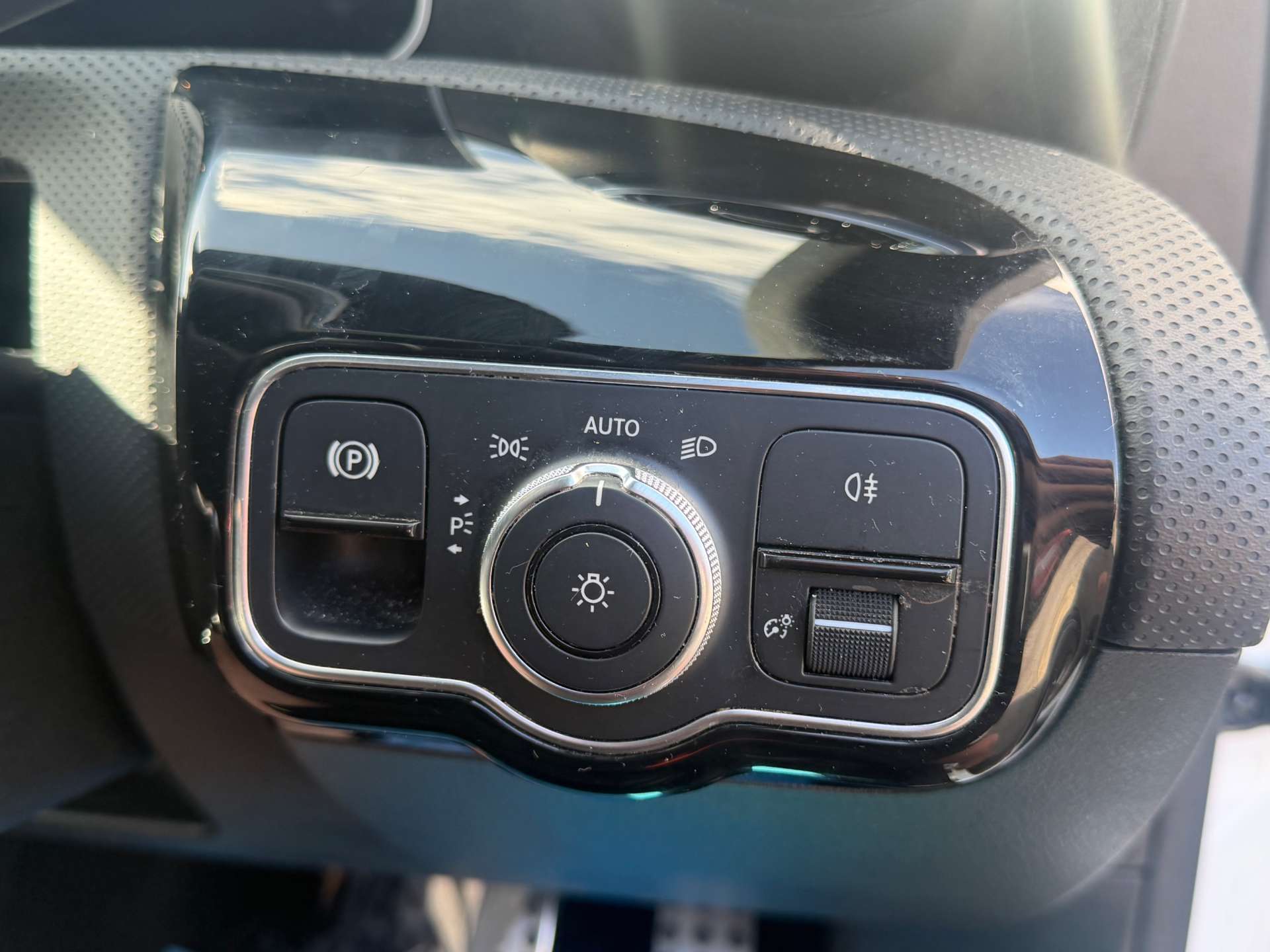 2019 MERCEDES A-CLASS 1.5 A 180 AMG Line Executive D Auto 5dr - vehicle photo 26 for sale on PureCar