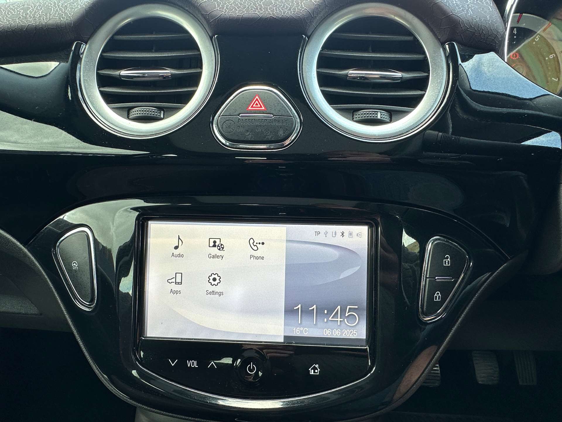 Vauxhall ADAM 1.4 Adam Glam 3dr #3