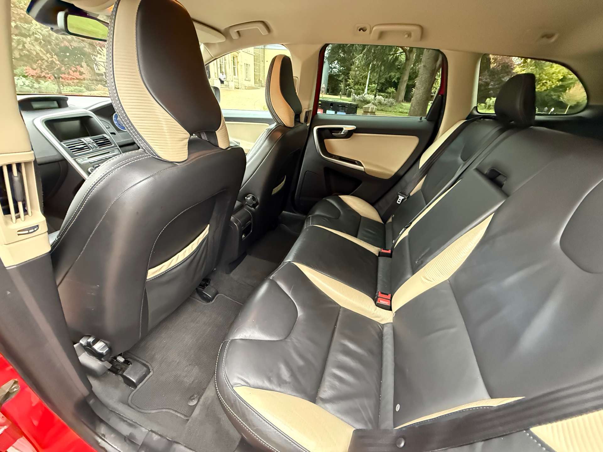 VOLVO XC60 2.4 XC60 R-Design SE Premium D5 AWD Auto 4WD 5dr #9