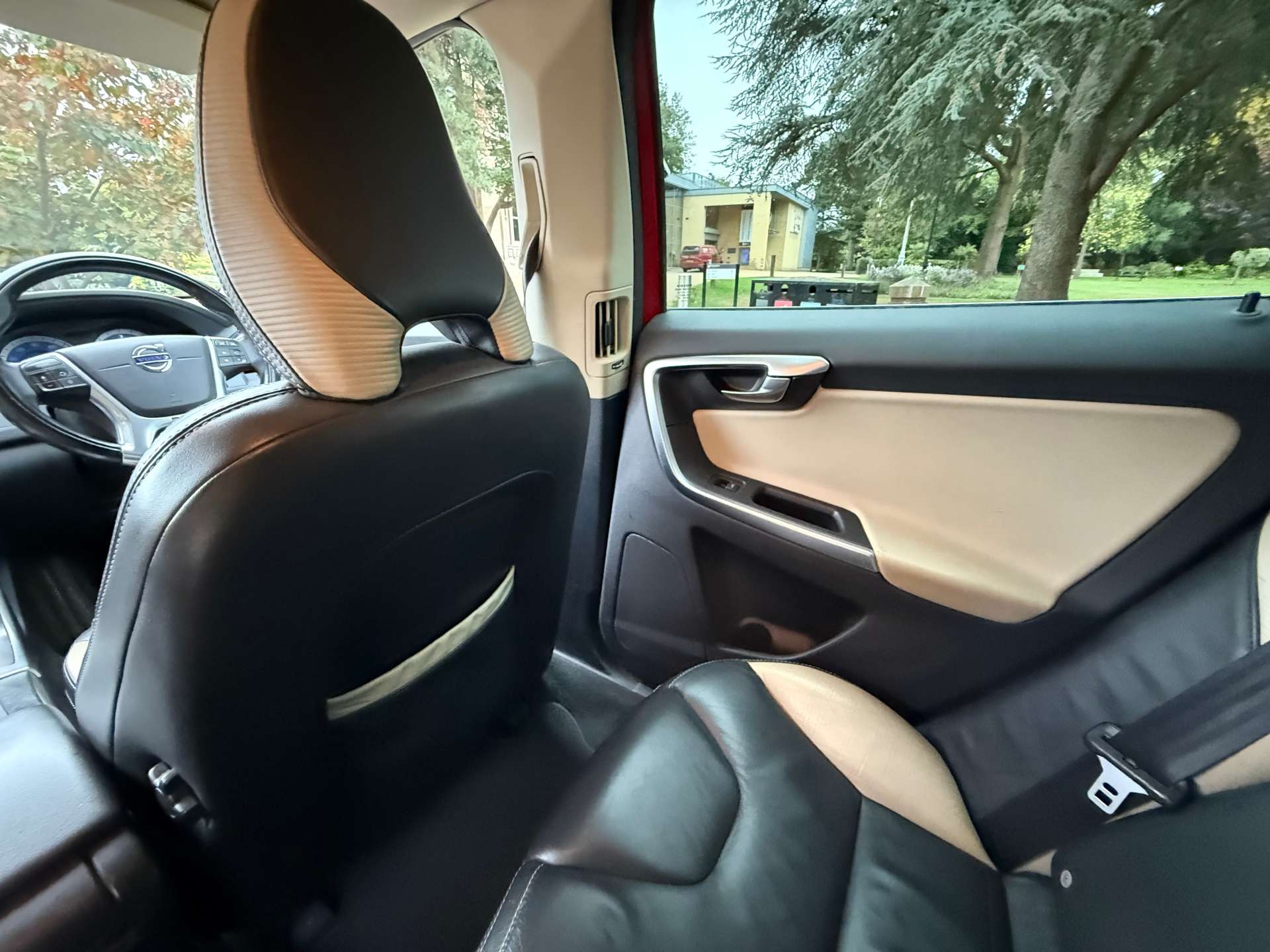 VOLVO XC60 2.4 XC60 R-Design SE Premium D5 AWD Auto 4WD 5dr #10