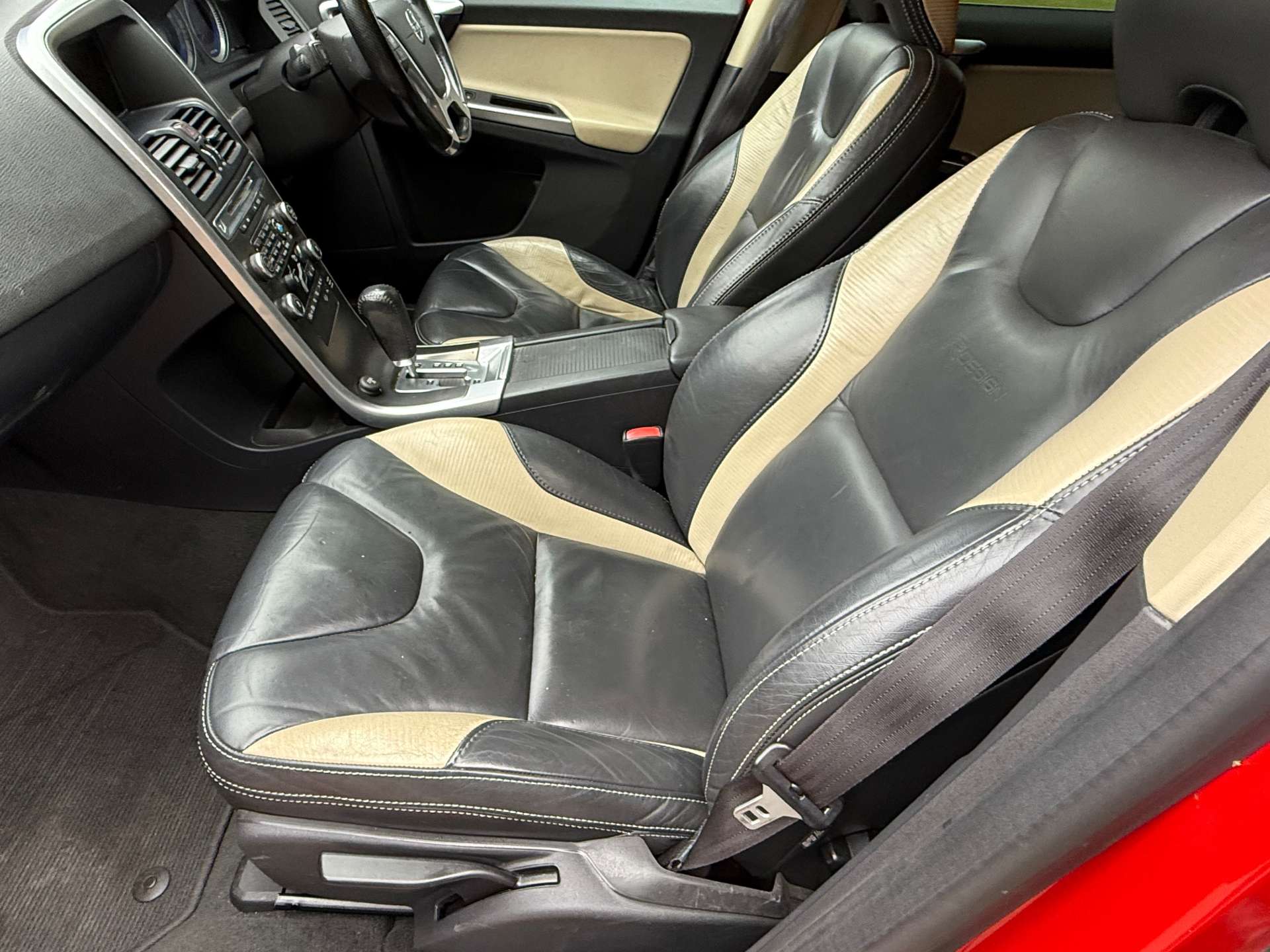 VOLVO XC60 2.4 XC60 R-Design SE Premium D5 AWD Auto 4WD 5dr #22