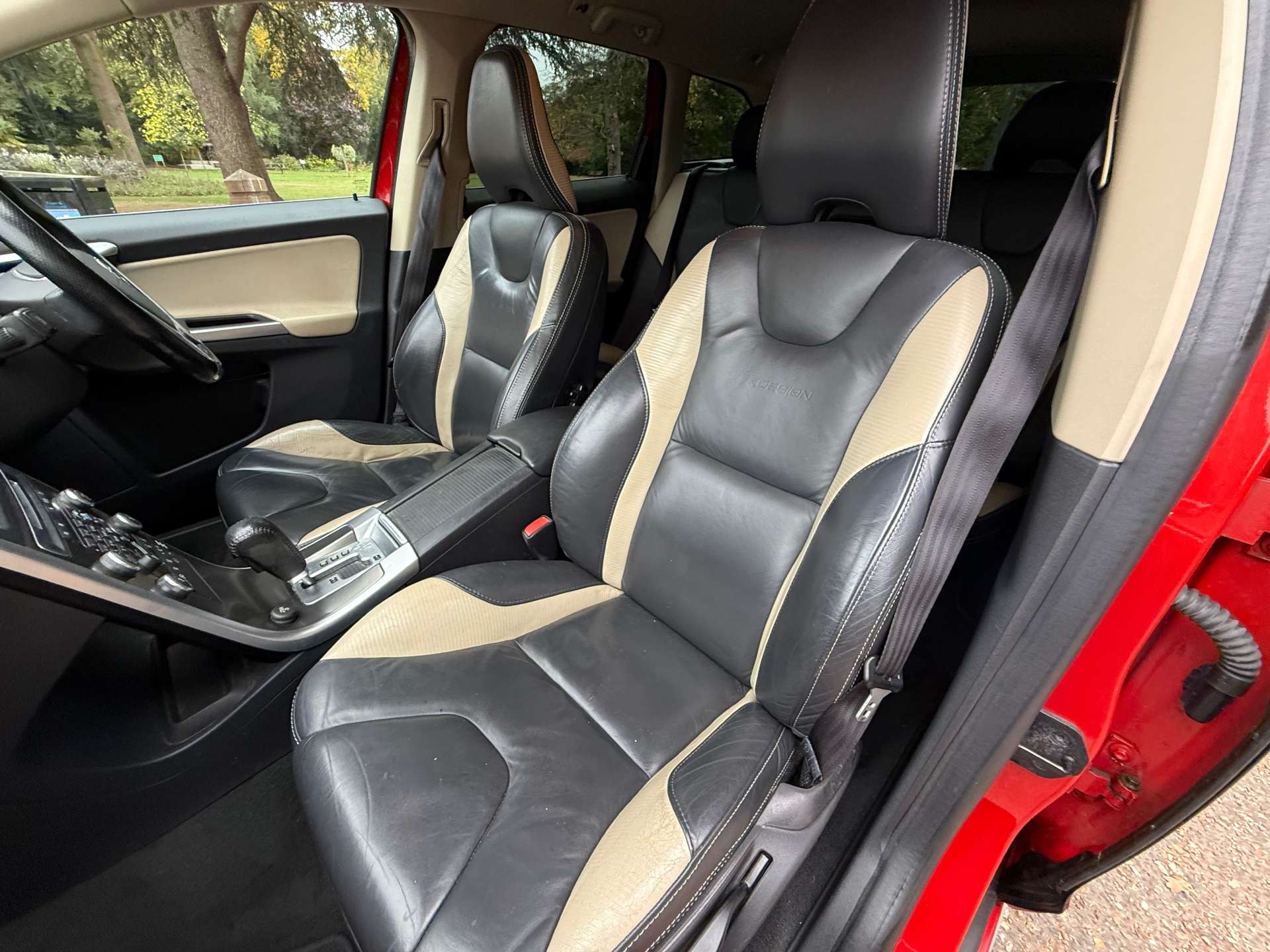 VOLVO XC60 2.4 XC60 R-Design SE Premium D5 AWD Auto 4WD 5dr #21