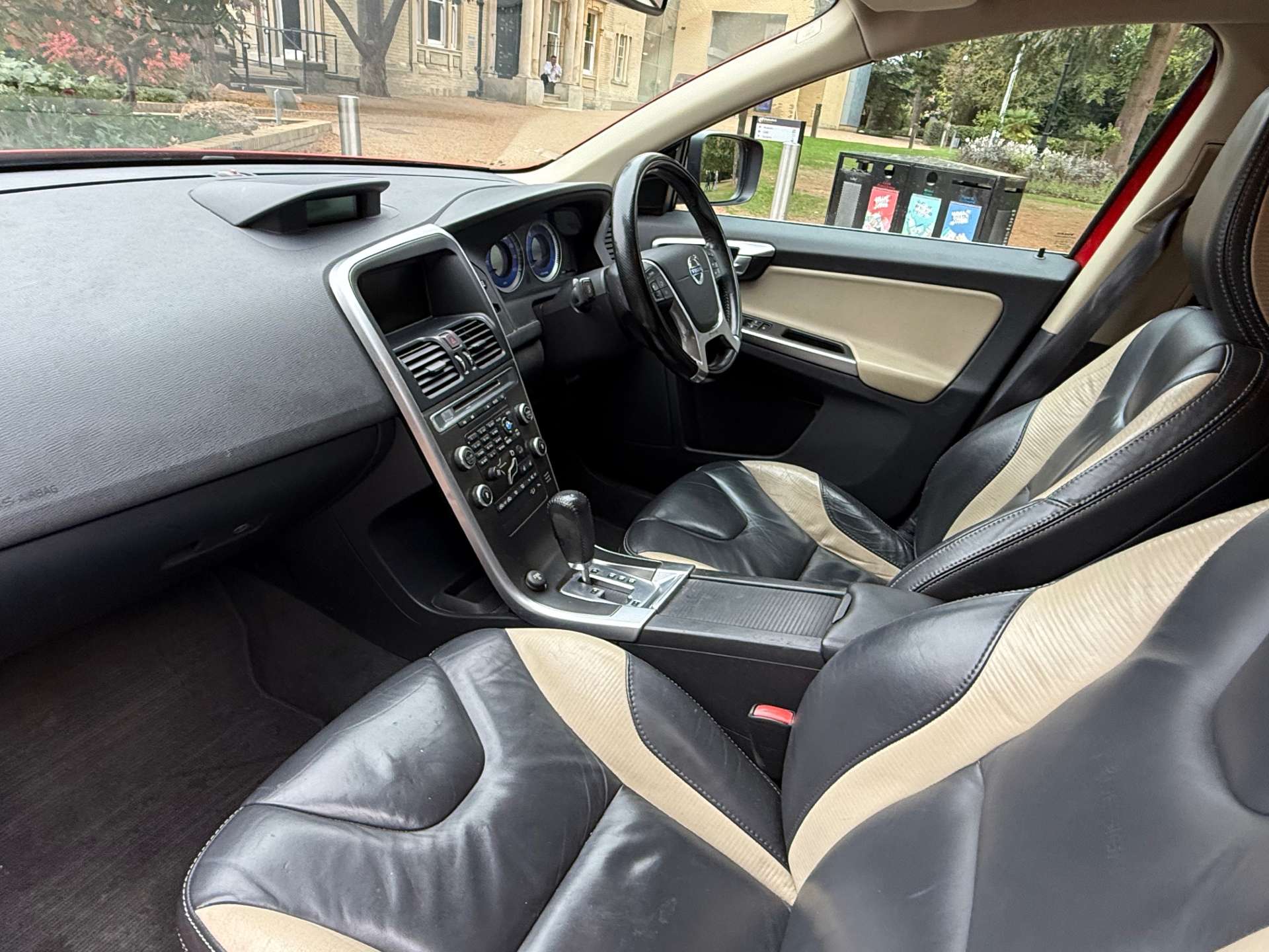 VOLVO XC60 2.4 XC60 R-Design SE Premium D5 AWD Auto 4WD 5dr #23