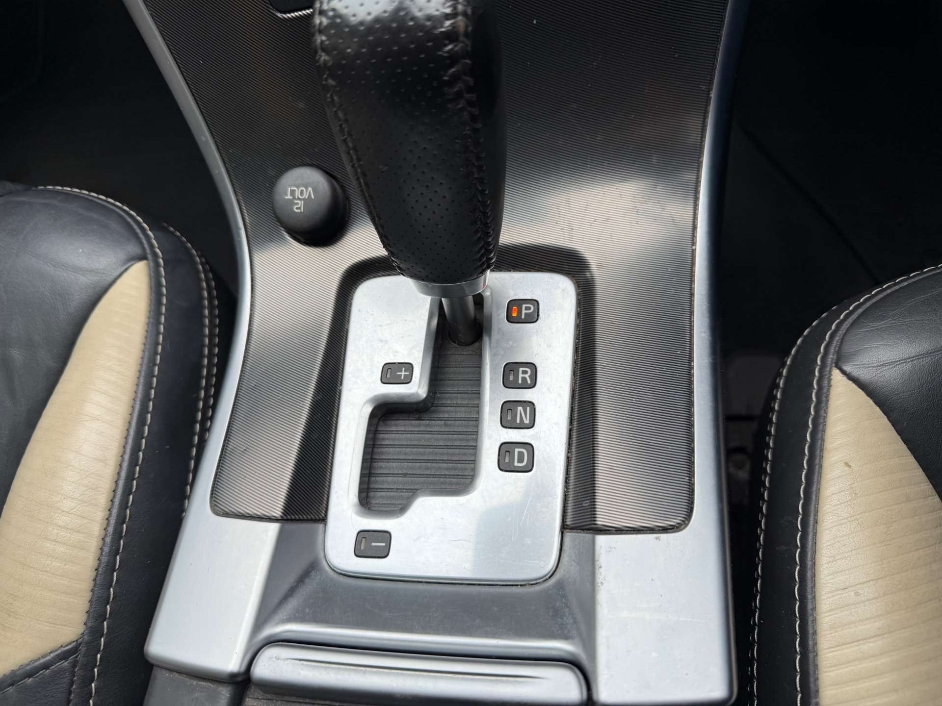 VOLVO XC60 2.4 XC60 R-Design SE Premium D5 AWD Auto 4WD 5dr #8