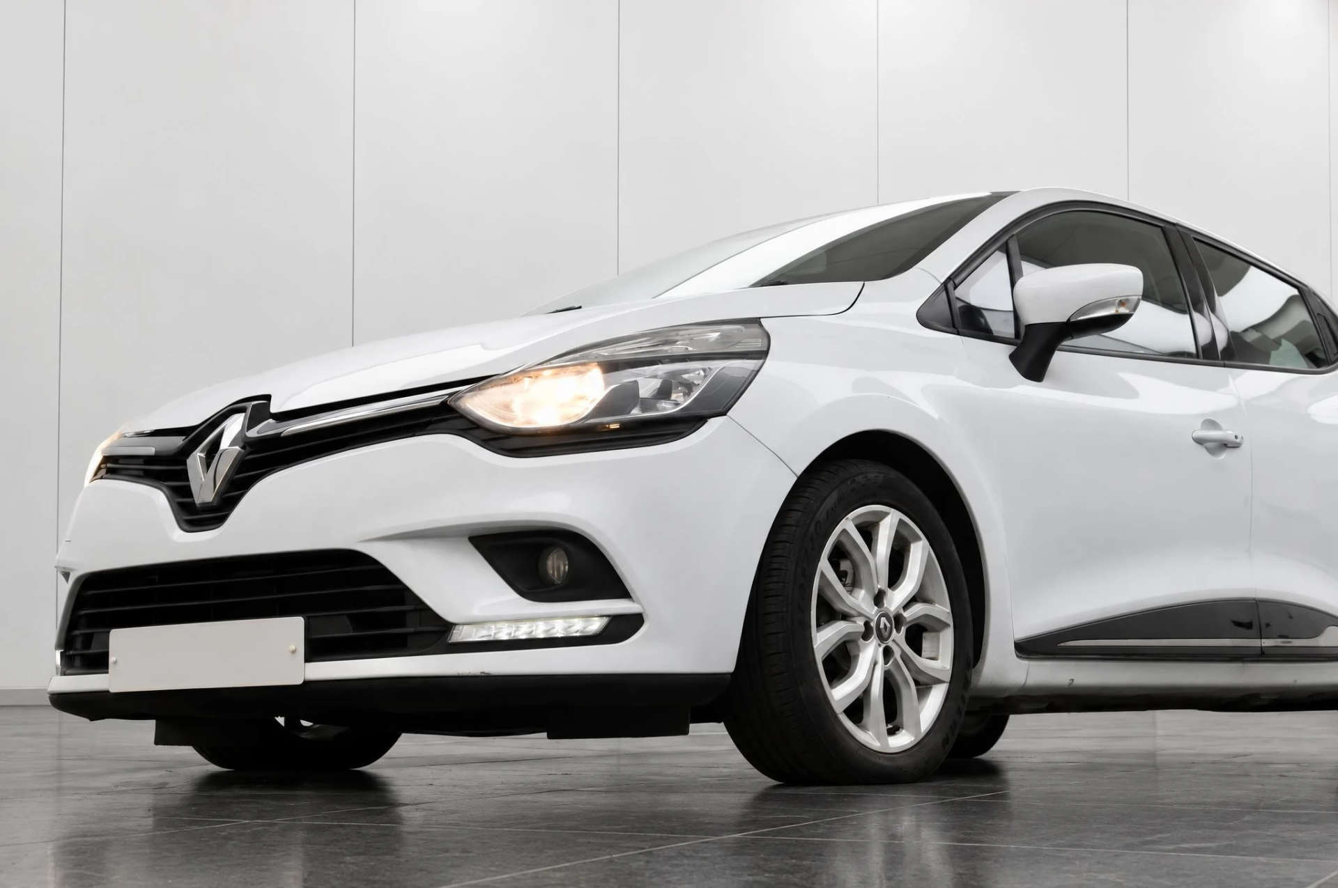 2017 Renault CLIO 0.9 Clio Dynamique Nav TCe 5dr - vehicle photo 2 for sale on PureCar