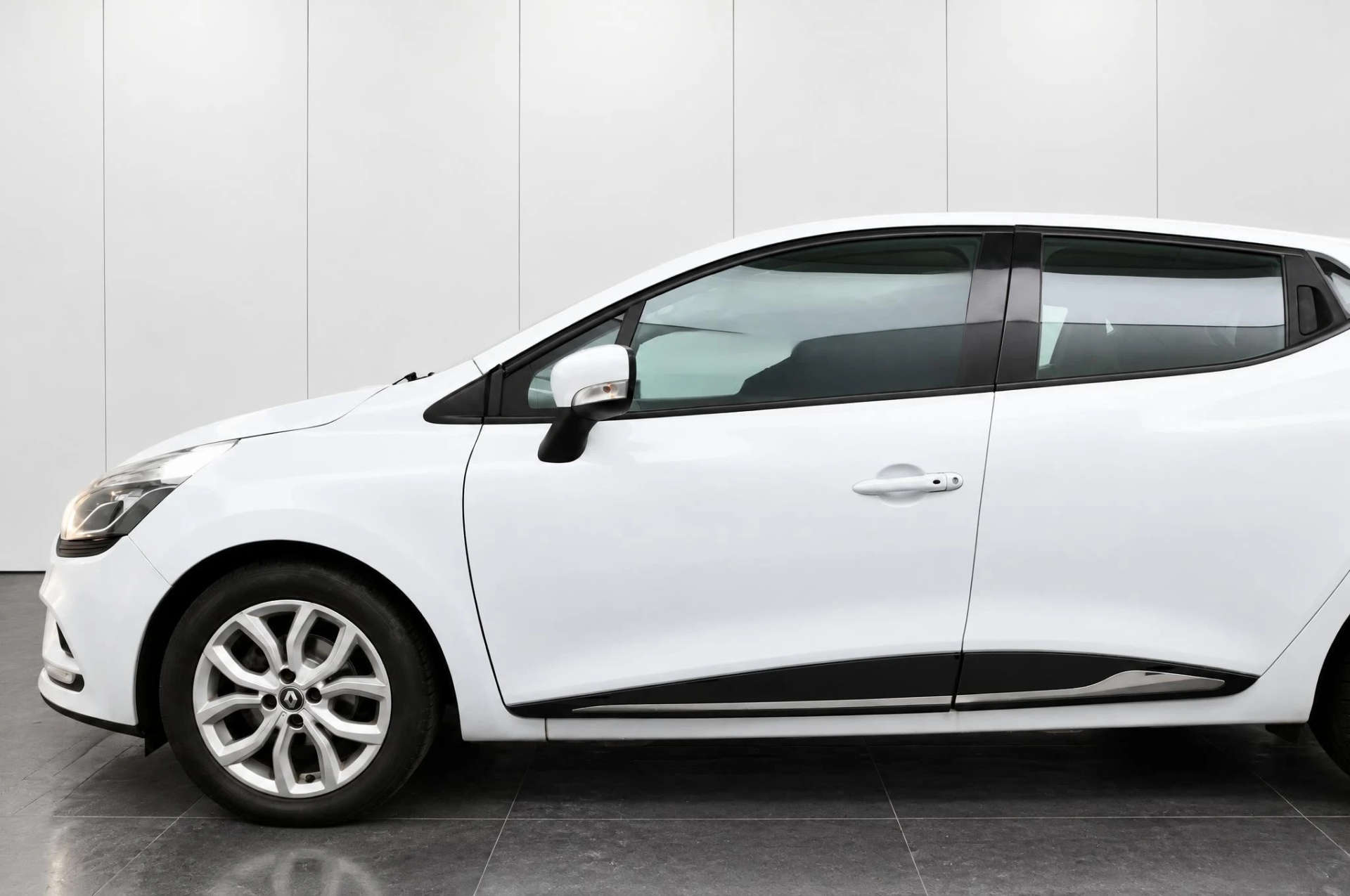 2017 Renault CLIO 0.9 Clio Dynamique Nav TCe 5dr - vehicle photo 3 for sale on PureCar
