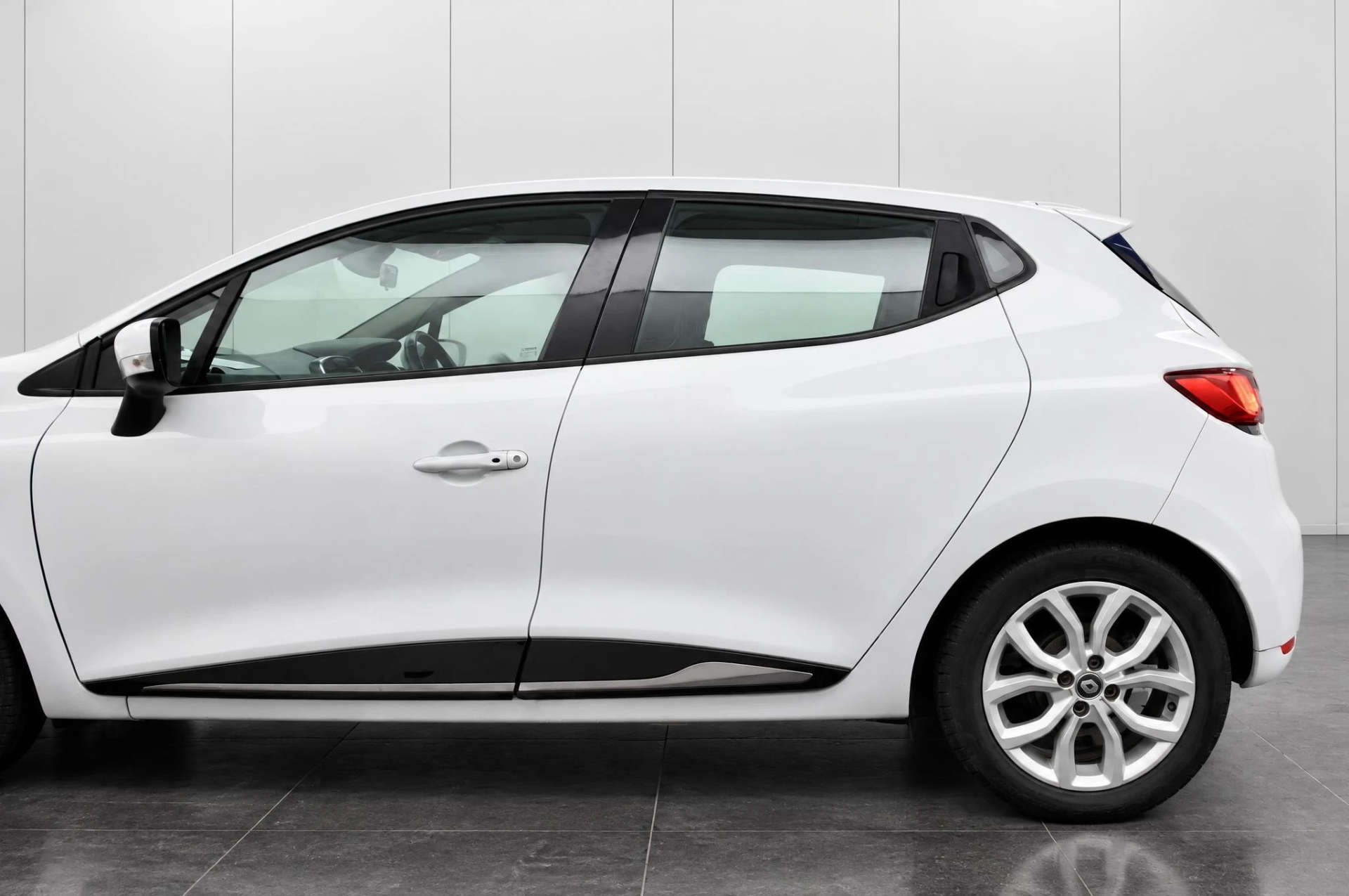 2017 Renault CLIO 0.9 Clio Dynamique Nav TCe 5dr - vehicle photo 5 for sale on PureCar