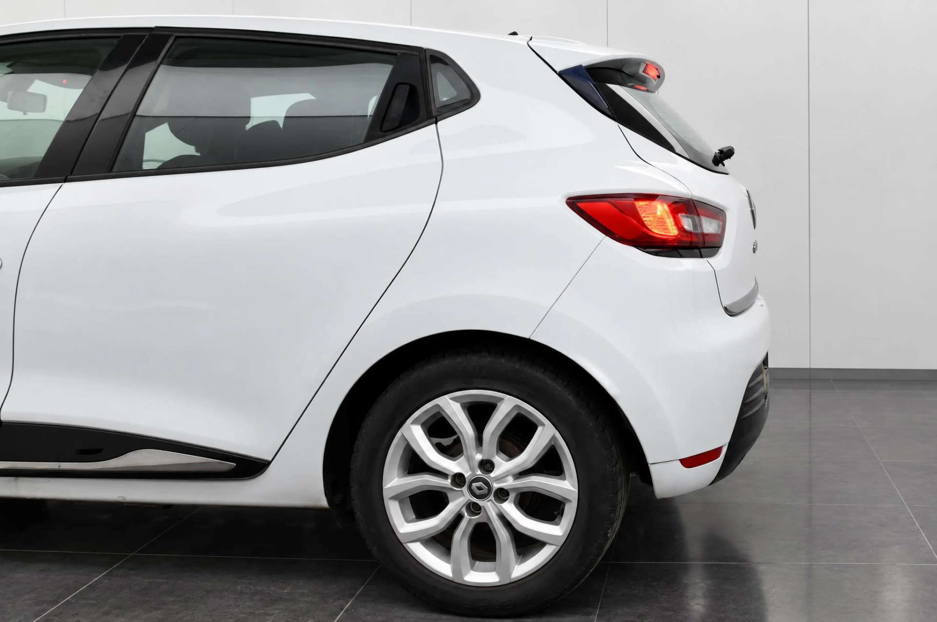 2017 Renault CLIO 0.9 Clio Dynamique Nav TCe 5dr - vehicle photo 6 for sale on PureCar
