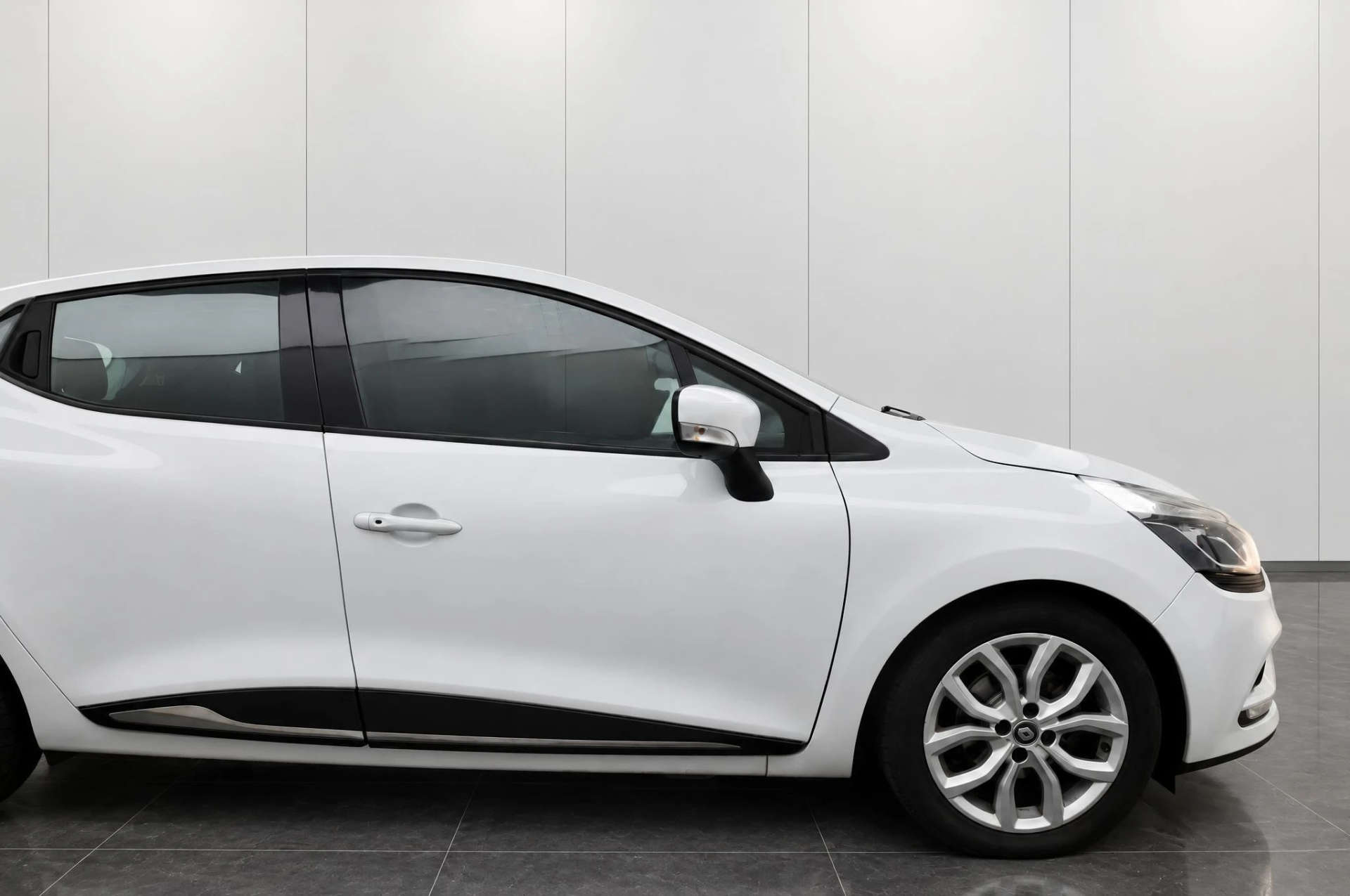 2017 Renault CLIO 0.9 Clio Dynamique Nav TCe 5dr - vehicle photo 12 for sale on PureCar