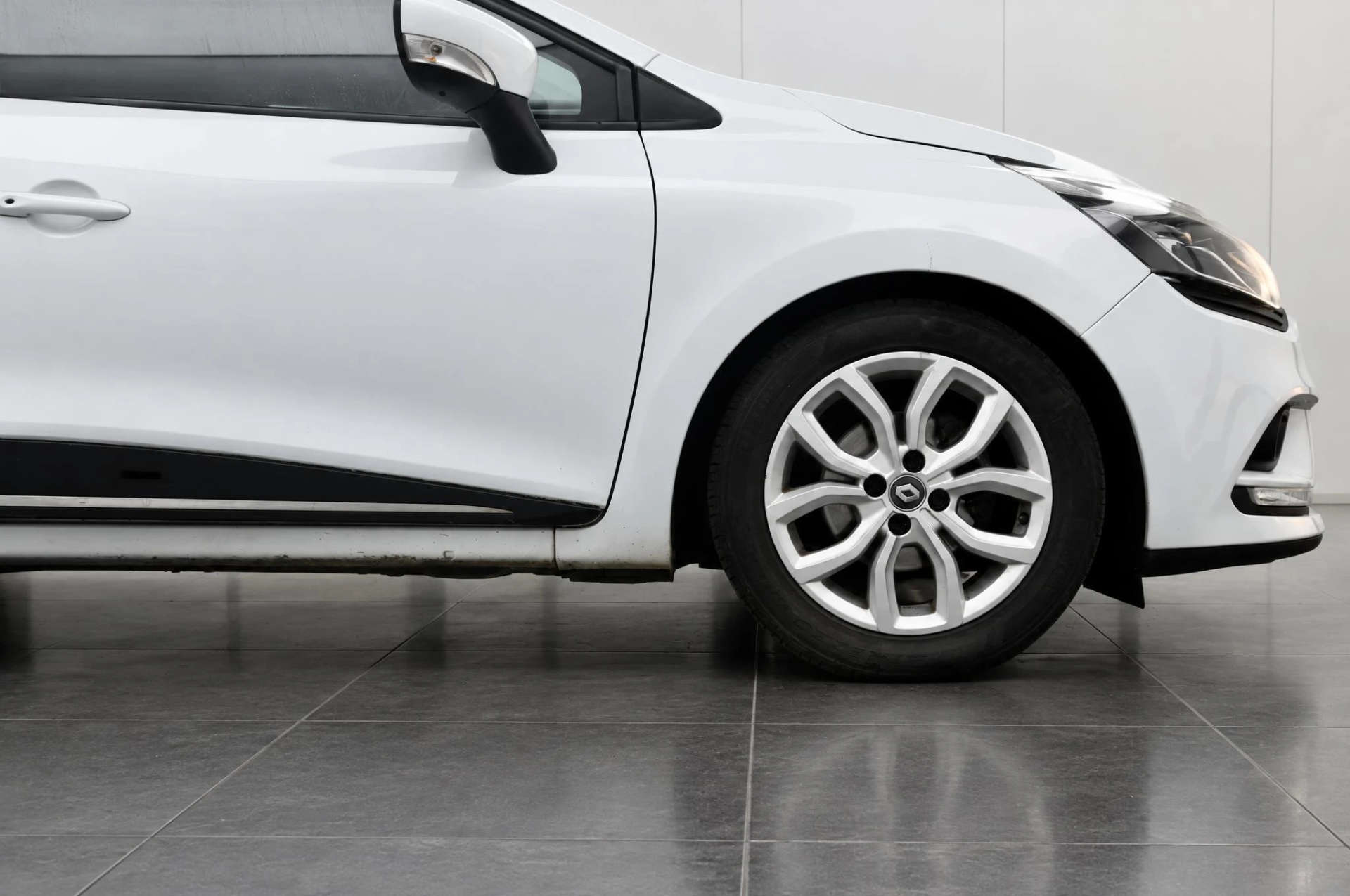 2017 Renault CLIO 0.9 Clio Dynamique Nav TCe 5dr - vehicle photo 13 for sale on PureCar