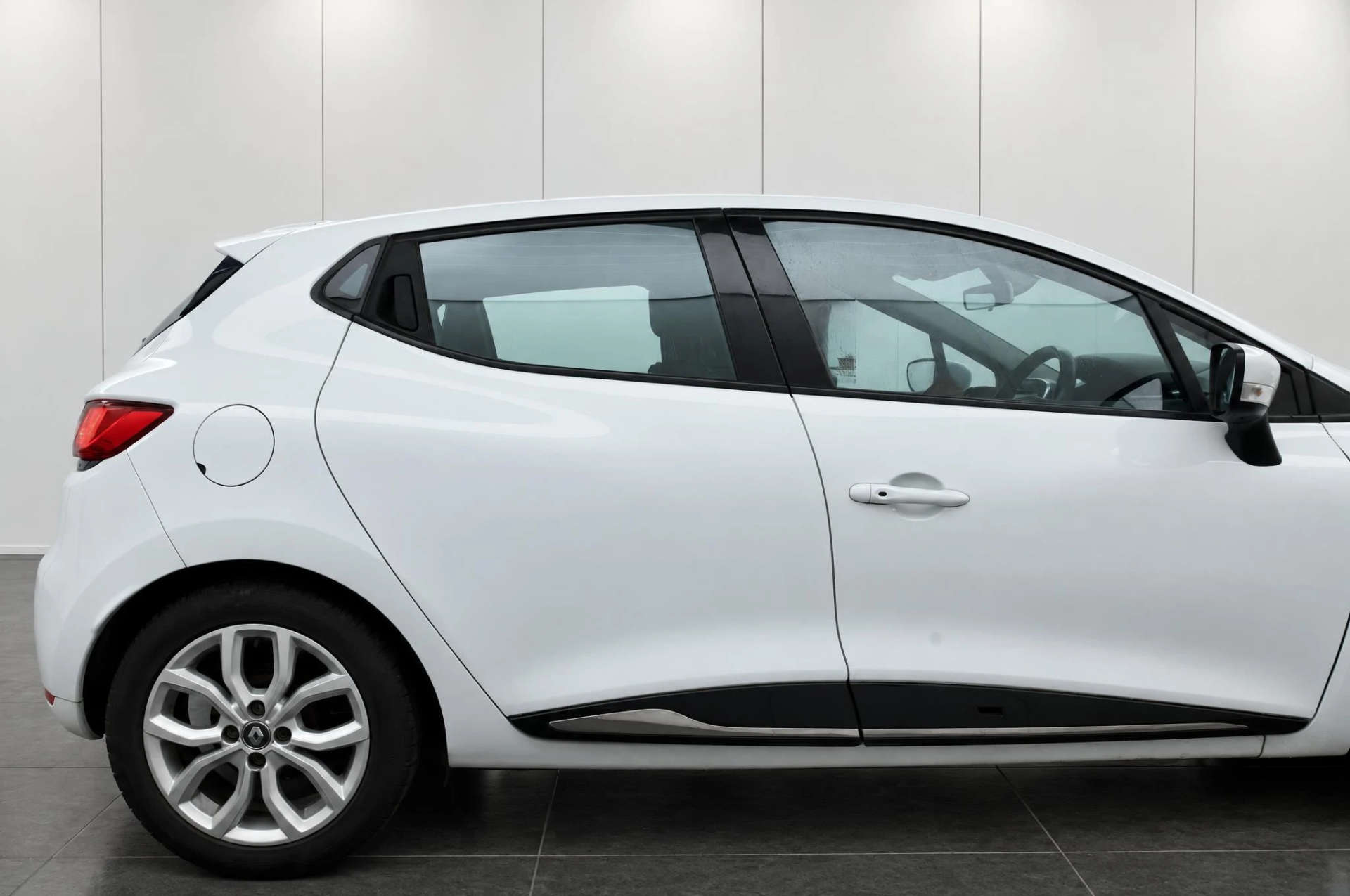 2017 Renault CLIO 0.9 Clio Dynamique Nav TCe 5dr - vehicle photo 14 for sale on PureCar