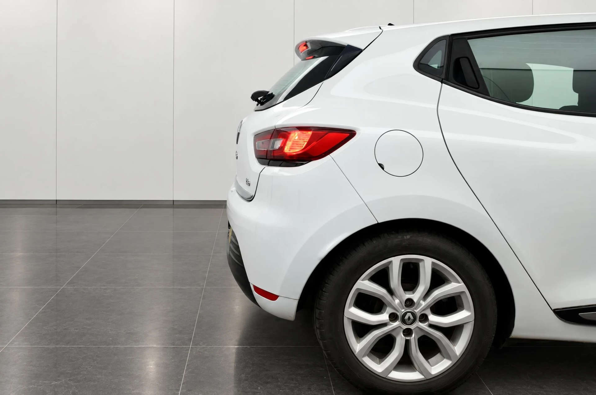 2017 Renault CLIO 0.9 Clio Dynamique Nav TCe 5dr - vehicle photo 15 for sale on PureCar