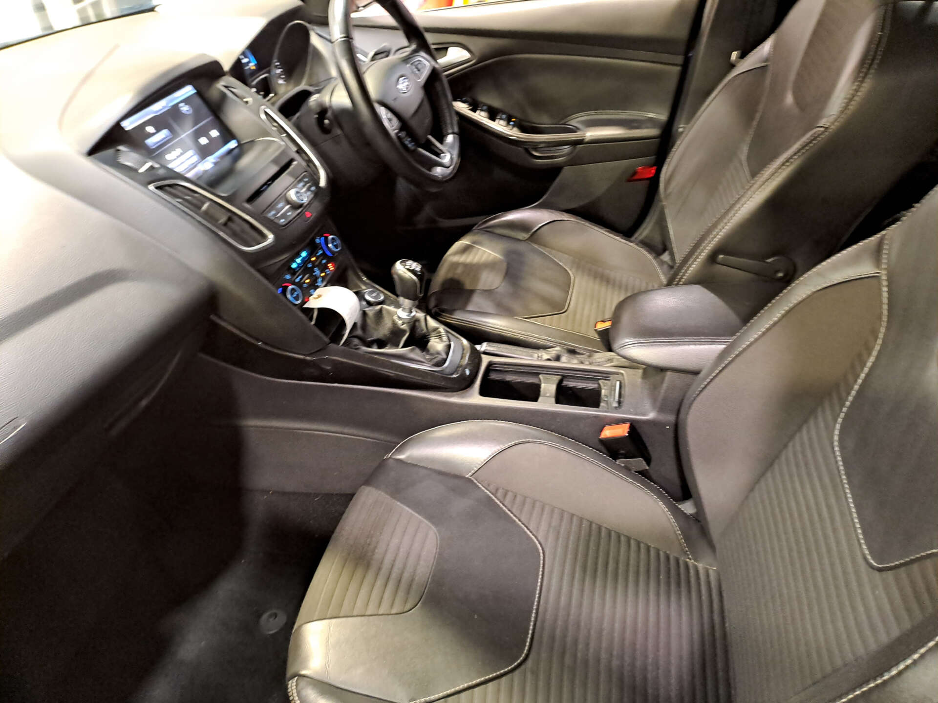2015 Ford FOCUS 1.5 Focus Titanium X TDCI 5dr - vehicle photo 18 for sale on PureCar