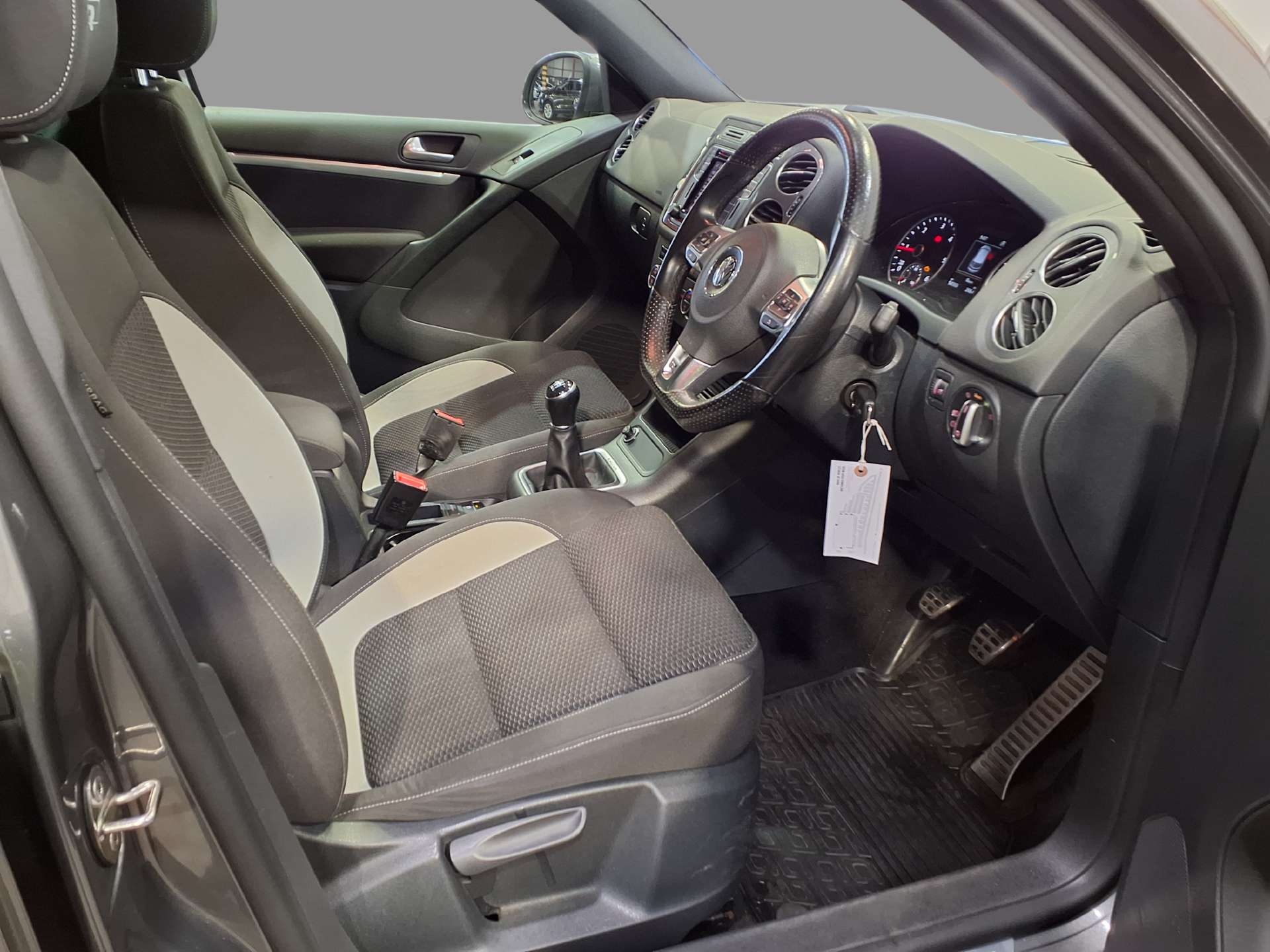 2015 Volkswagen TIGUAN 2.0 Tiguan R-Line TDI BlueMotion Technology 4Motion 4WD 5dr - vehicle photo 18 for sale on PureCar