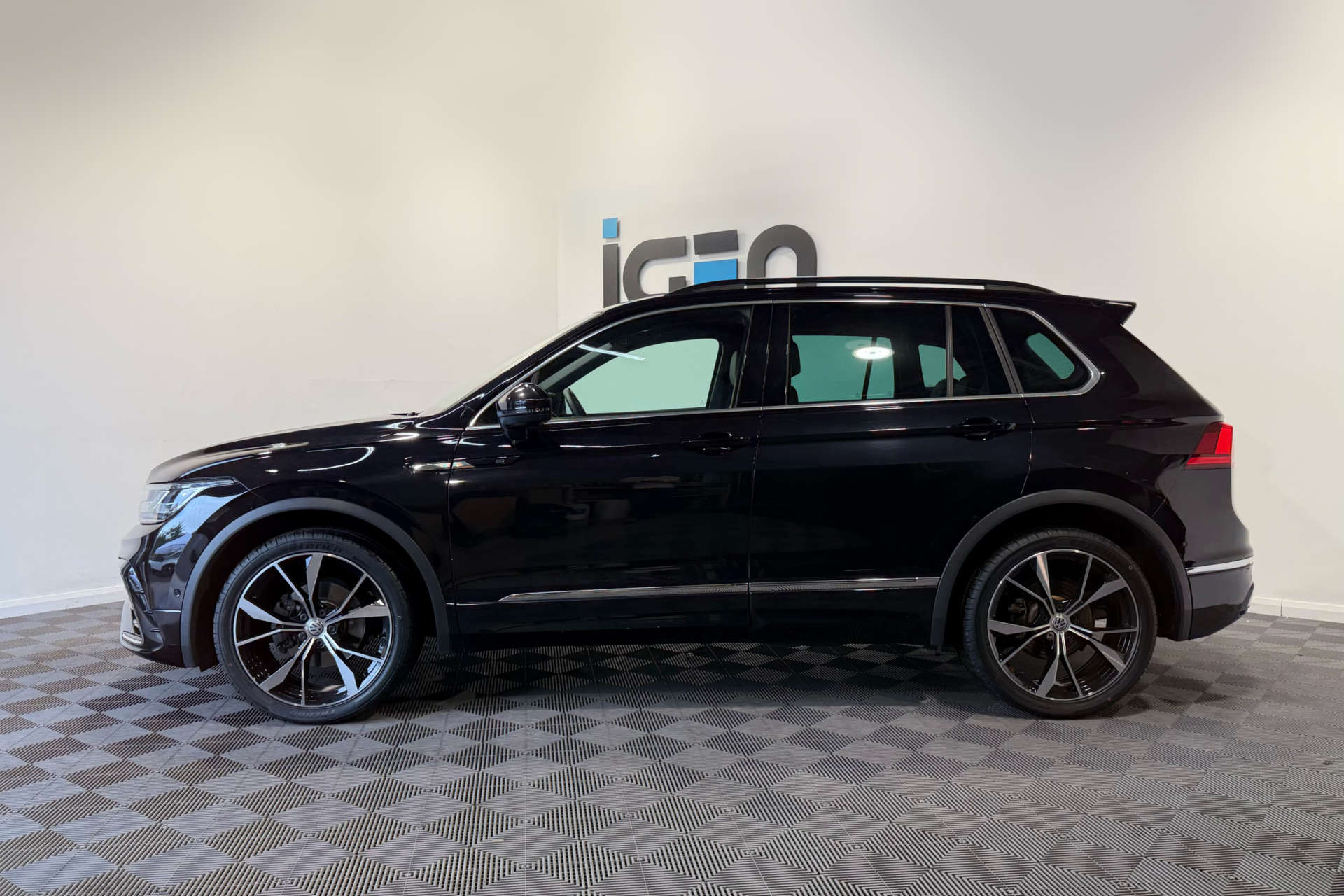 2021 Volkswagen TIGUAN 1.5 Tiguan R-Line TSi Semi-Auto 5dr - vehicle photo 4 for sale on PureCar
