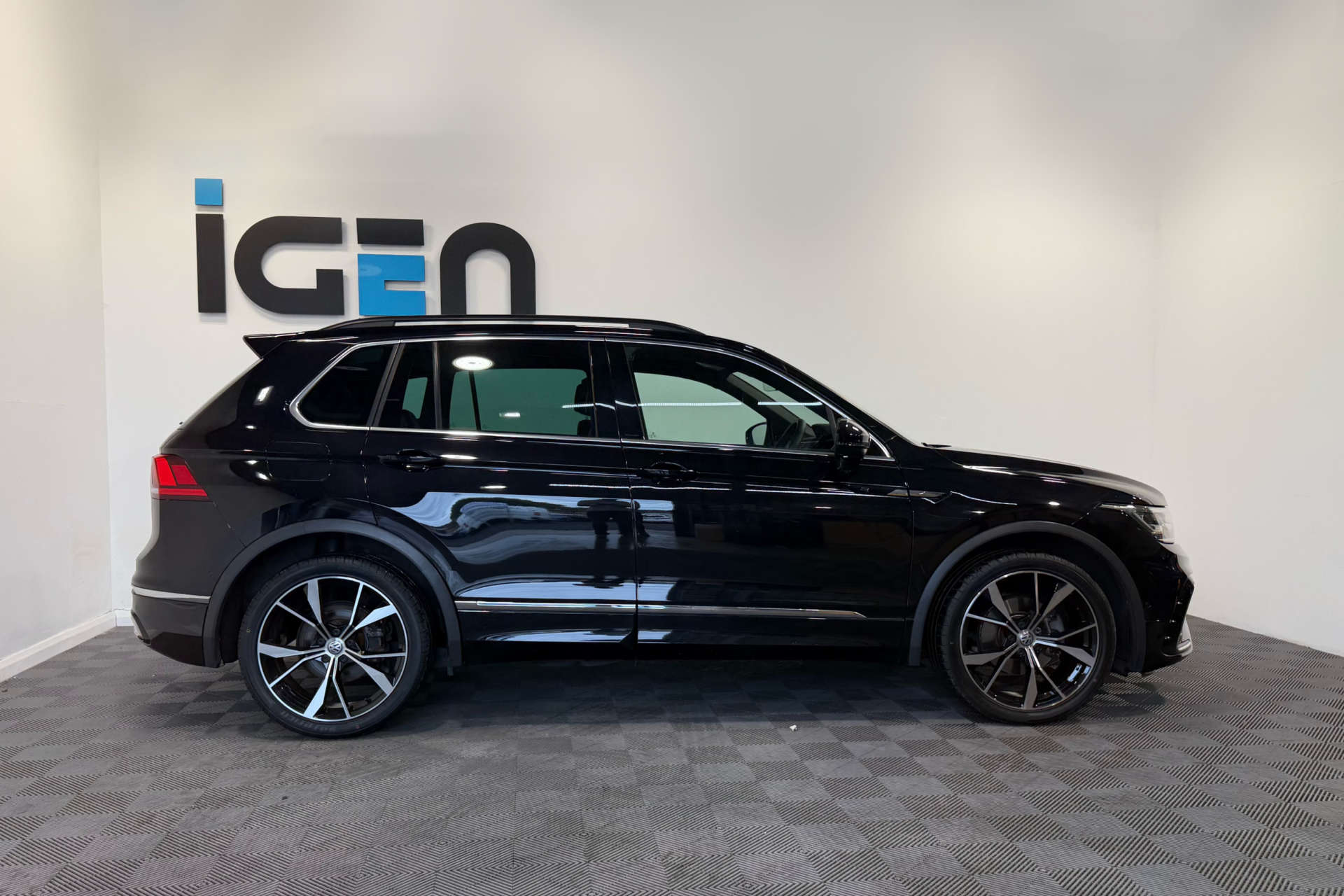2021 Volkswagen TIGUAN 1.5 Tiguan R-Line TSi Semi-Auto 5dr - vehicle photo 5 for sale on PureCar