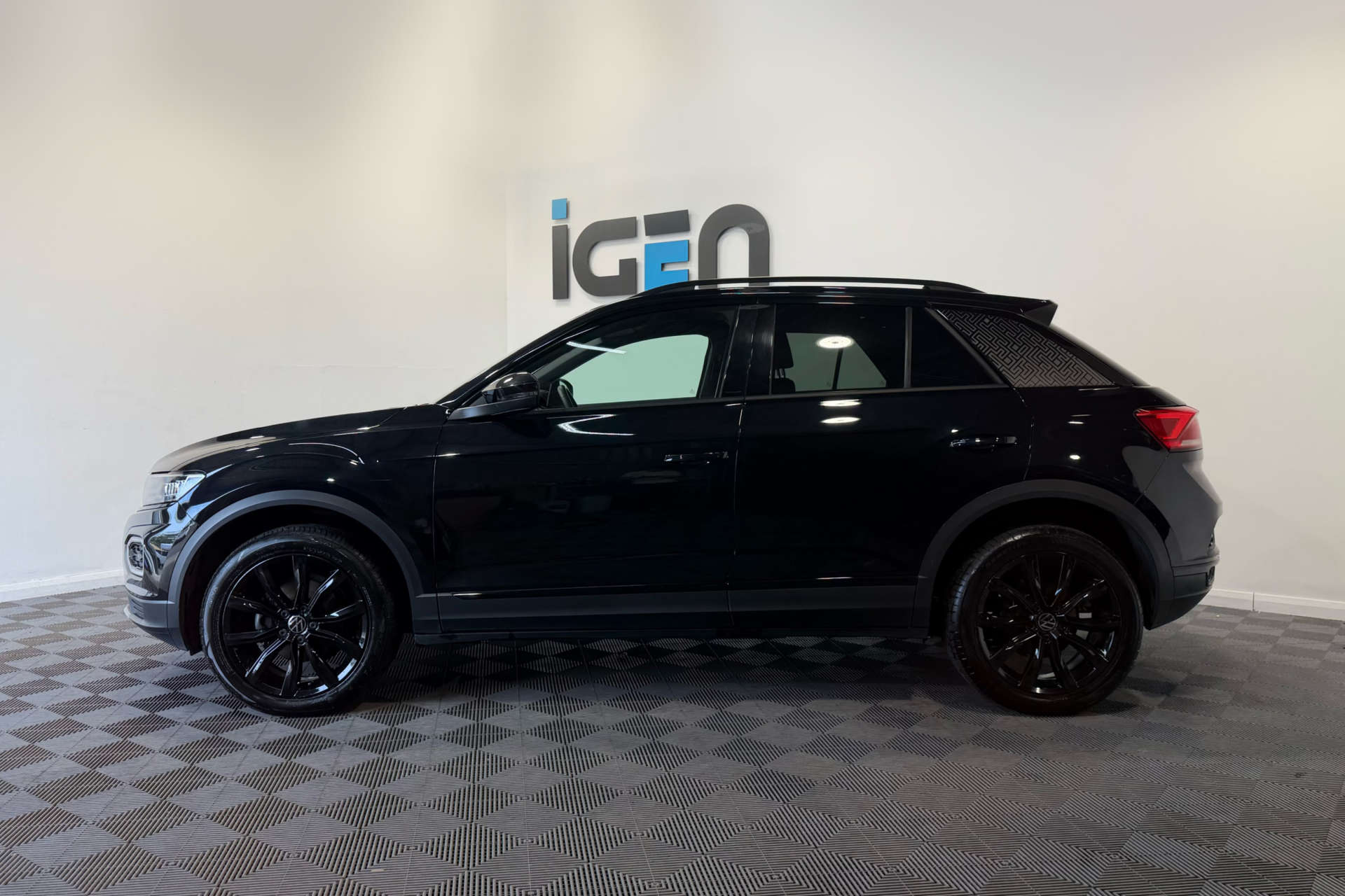 2022 Volkswagen T-ROC 1.5 T-Roc Black Edition TSi Evo Semi-Auto 5dr - vehicle photo 4 for sale on PureCar