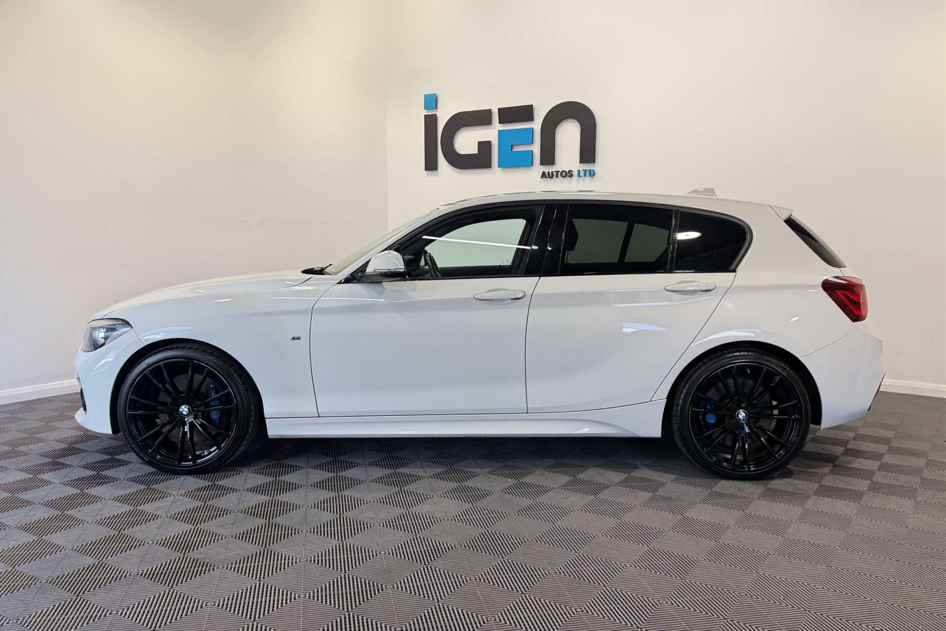 2018 BMW 1 SERIES 2.0 118D M Sport Shadow Edition 5dr - vehicle photo 4 for sale on PureCar