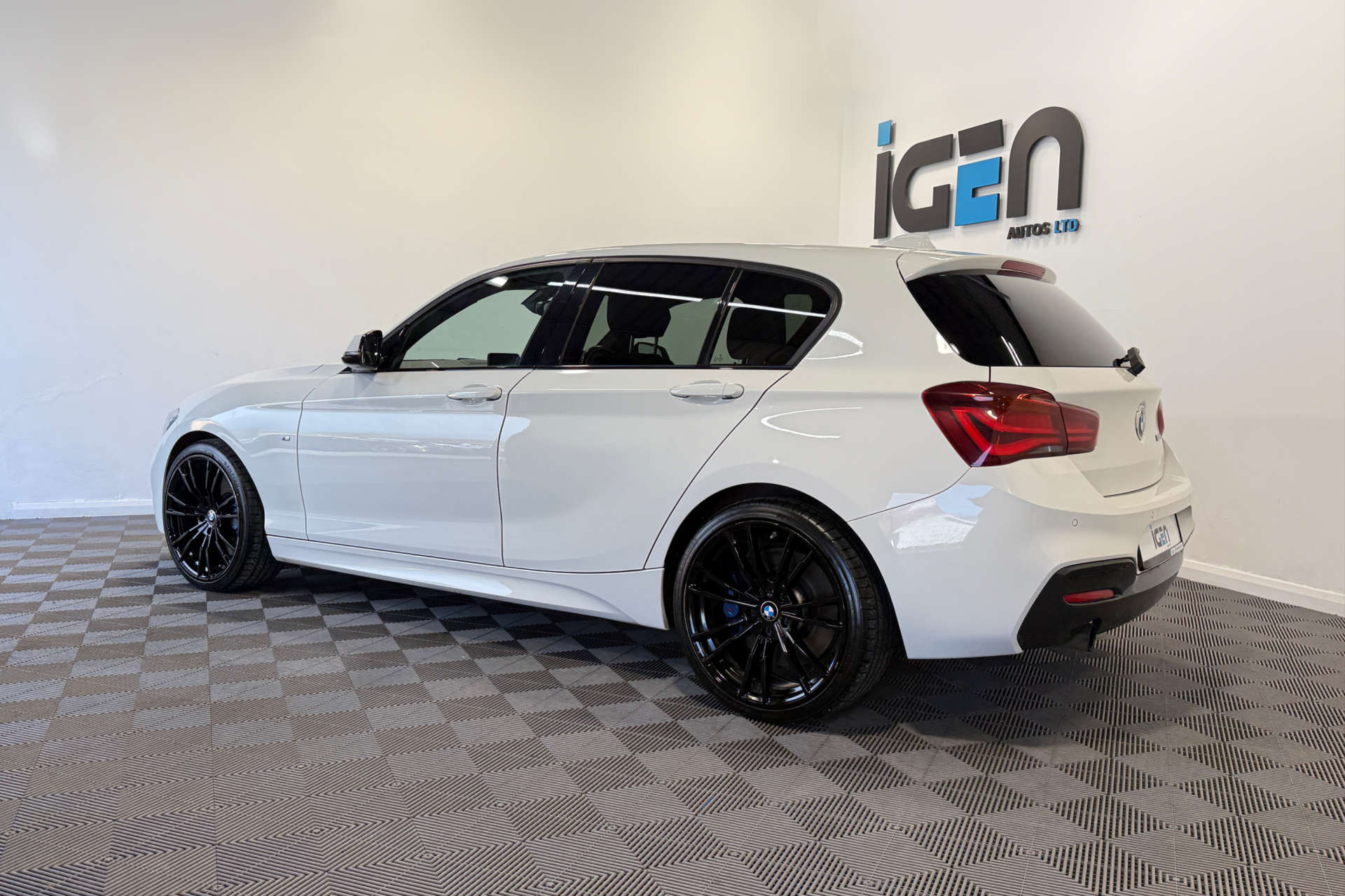 2018 BMW 1 SERIES 2.0 118D M Sport Shadow Edition 5dr - vehicle photo 6 for sale on PureCar
