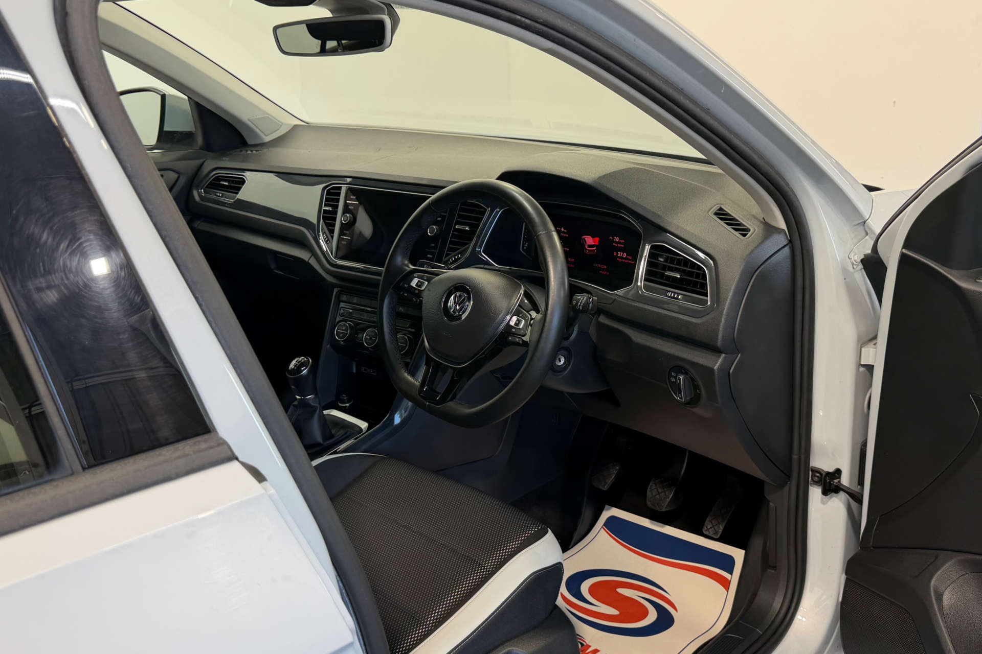 2018 Volkswagen T-ROC 1.6 T-Roc SEL TDI 5dr - vehicle photo 15 for sale on PureCar
