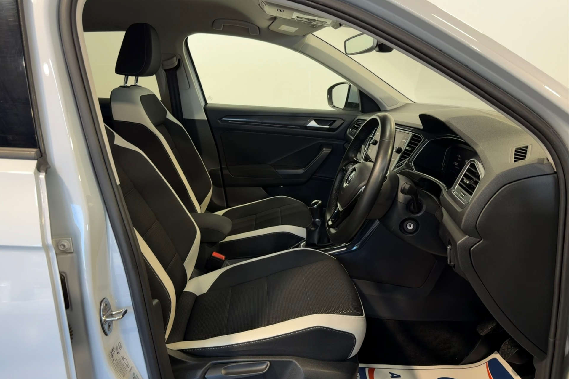 2018 Volkswagen T-ROC 1.6 T-Roc SEL TDI 5dr - vehicle photo 16 for sale on PureCar
