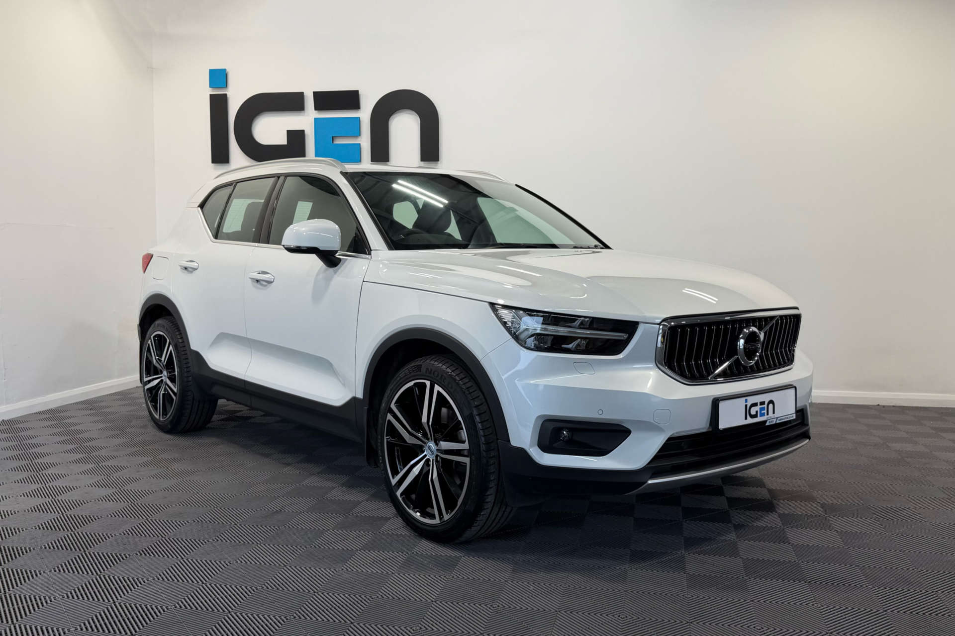 2021 Volvo XC40 2.0 XC40 Inscription Pro B4 MHEV AWD Auto 4WD 5dr - vehicle photo 3 for sale on PureCar