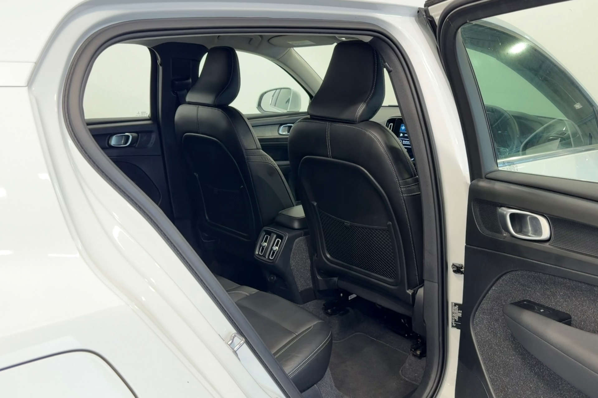 2021 Volvo XC40 2.0 XC40 Inscription Pro B4 MHEV AWD Auto 4WD 5dr - vehicle photo 27 for sale on PureCar