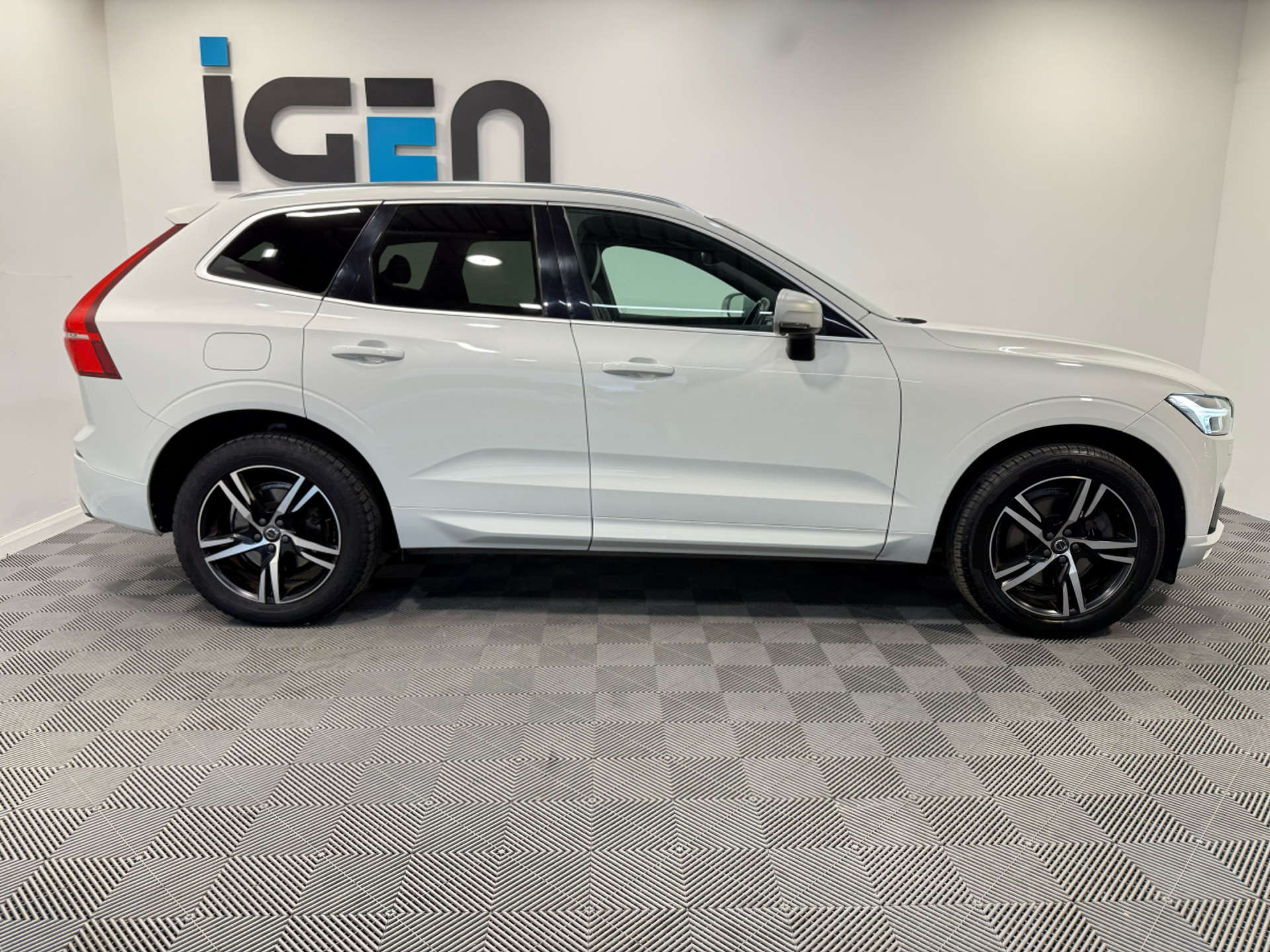 2018 Volvo XC60 2.0 XC60 R-Design D4 AWD Auto 4WD 5dr - vehicle photo 4 for sale on PureCar