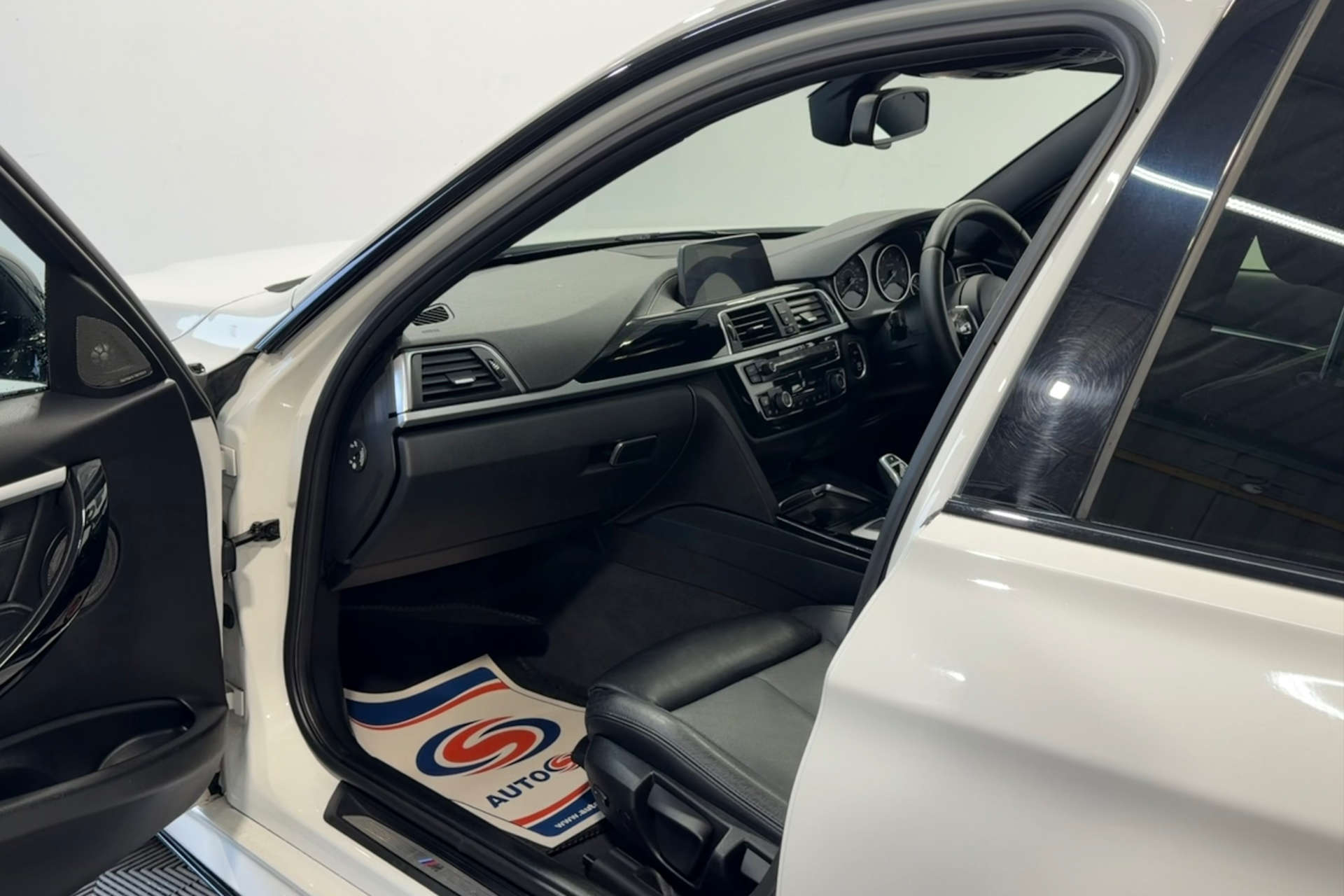 2019 BMW 3 SERIES 2.0 320d M Sport Shadow Edition Auto 5dr - vehicle photo 13 for sale on PureCar