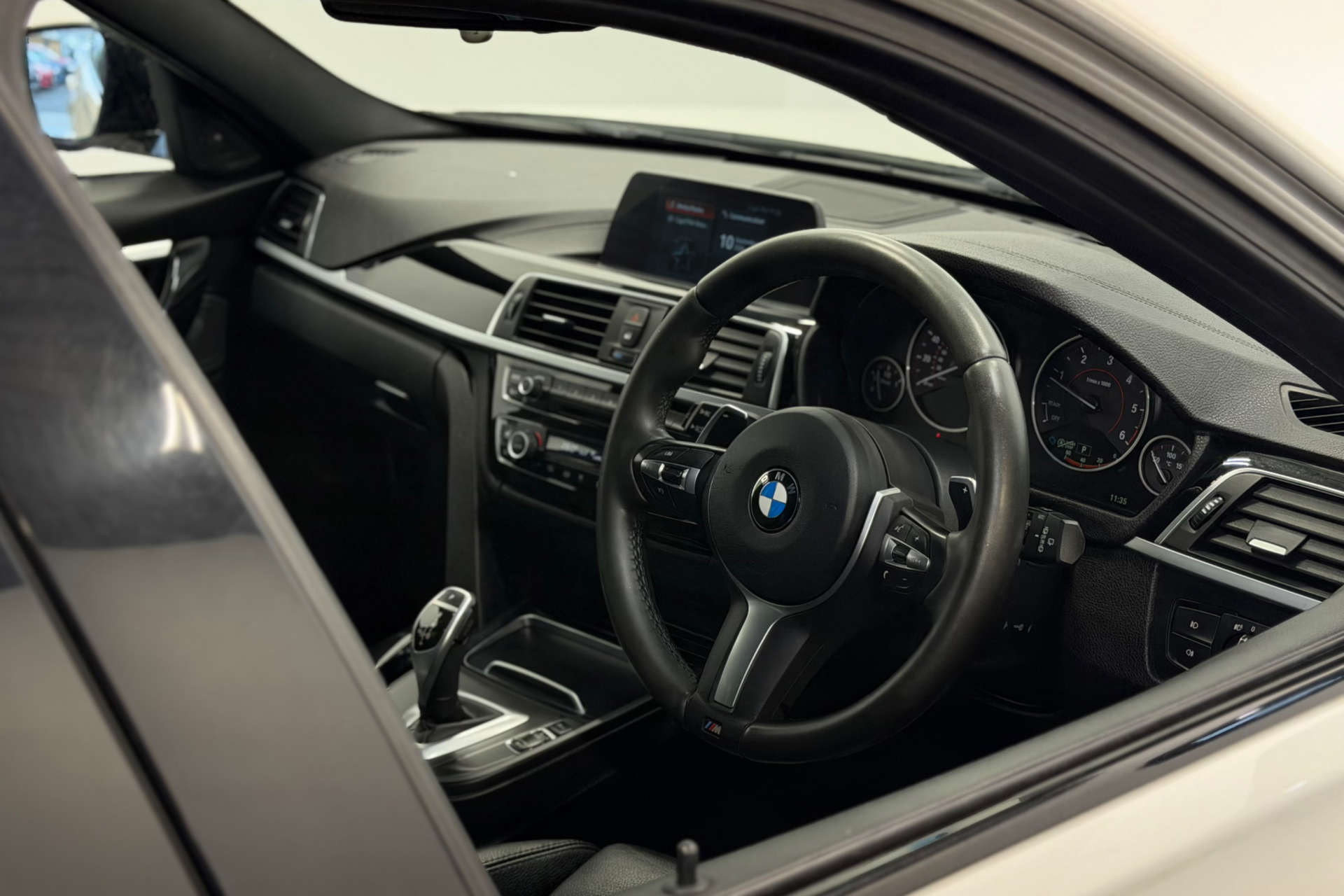2019 BMW 3 SERIES 2.0 320d M Sport Shadow Edition Auto 5dr - vehicle photo 15 for sale on PureCar