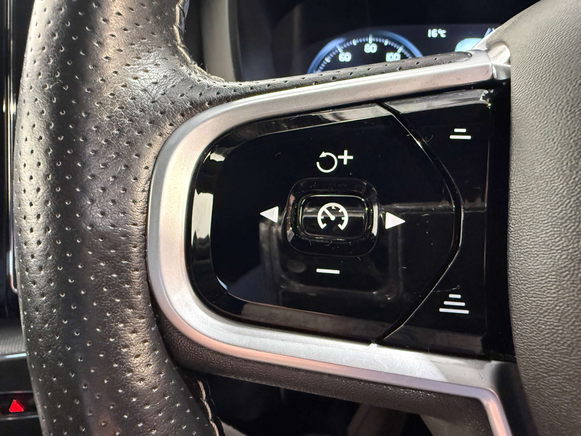 2018 Volvo XC60 2.0 XC60 R-Design D4 AWD Auto 4WD 5dr - vehicle photo 11 for sale on PureCar