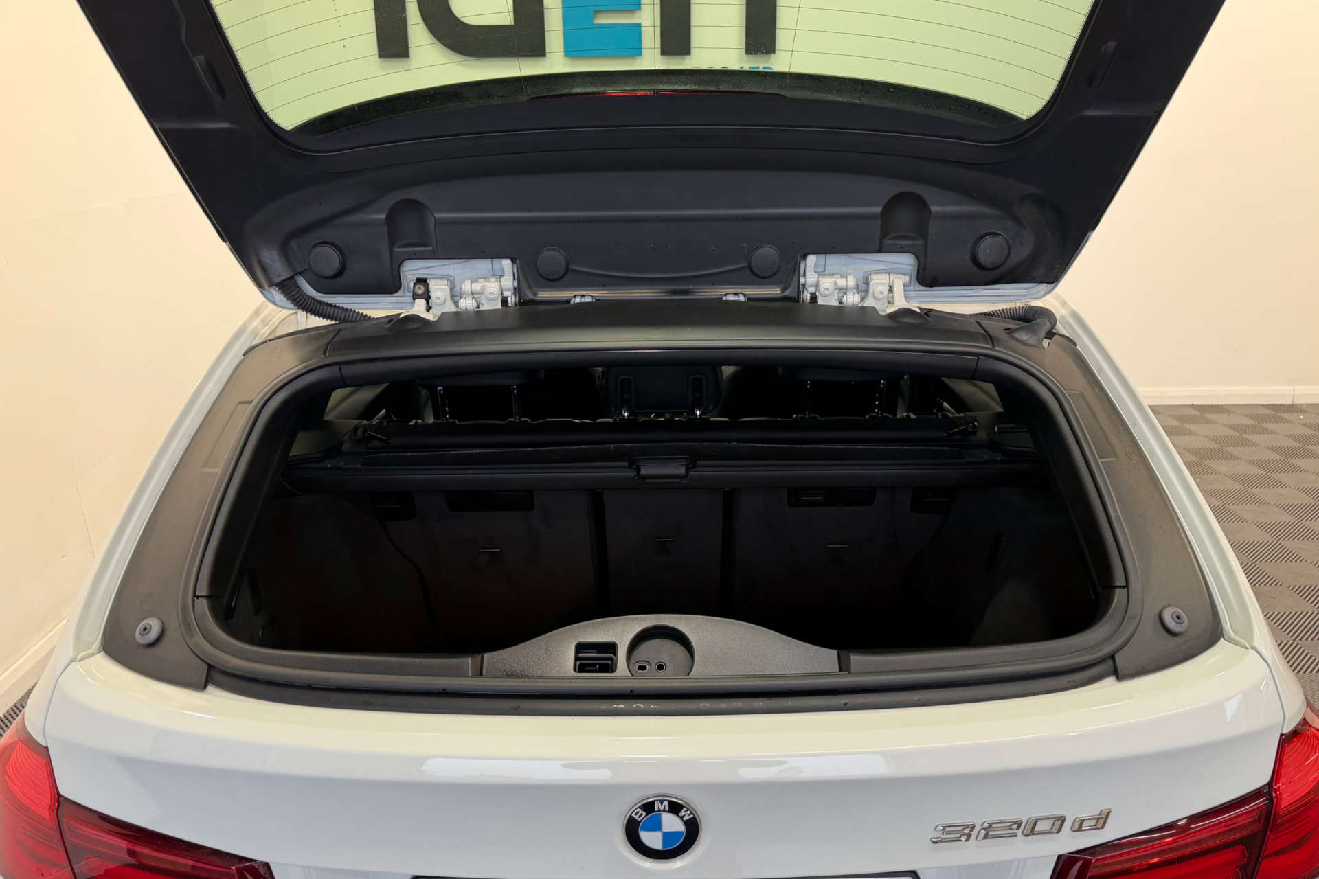 2019 BMW 3 SERIES 2.0 320d M Sport Shadow Edition Auto 5dr - vehicle photo 32 for sale on PureCar