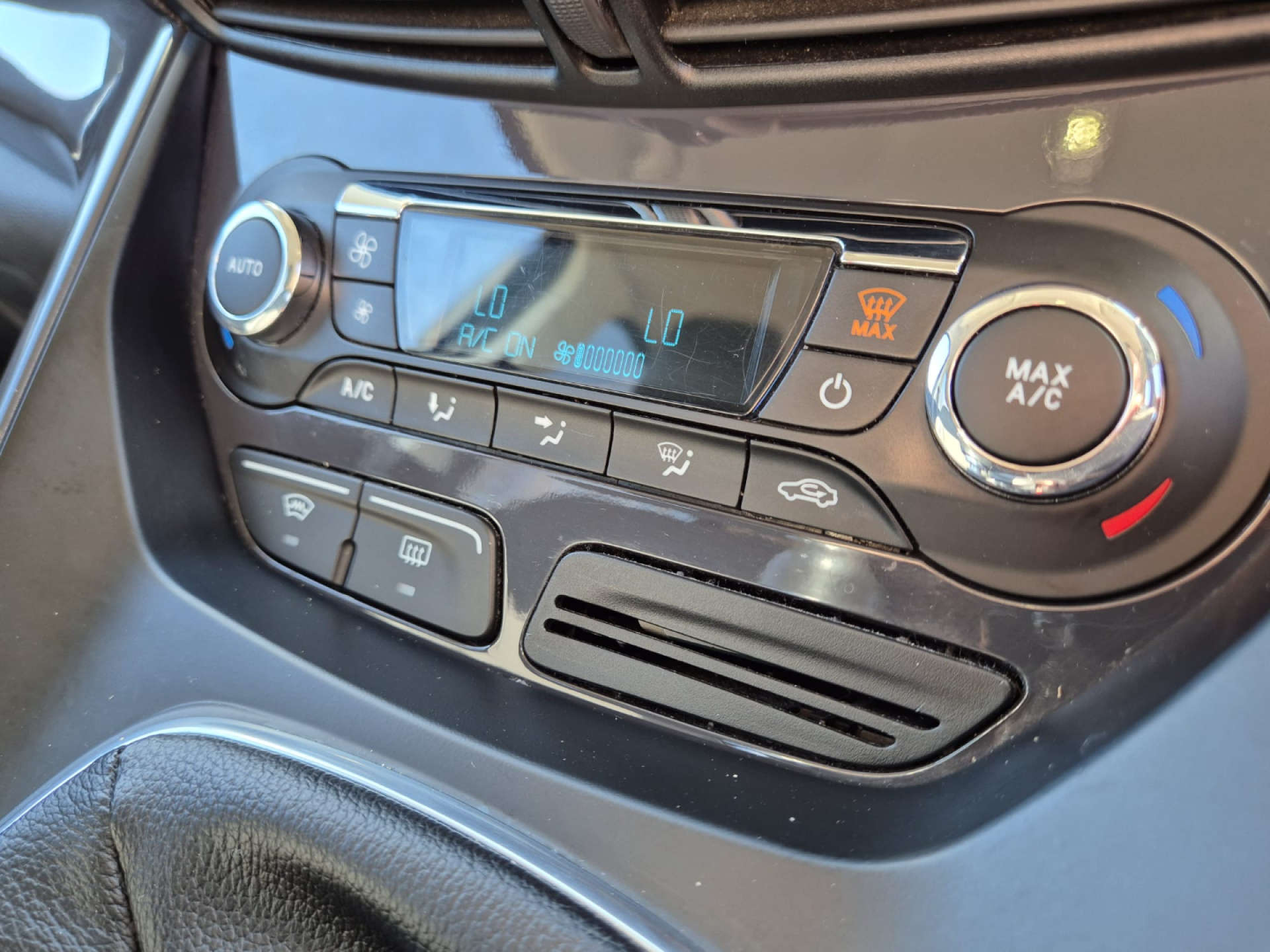 FORD KUGA 2.0 Kuga Titanium 4x2 TDCi 5dr #23