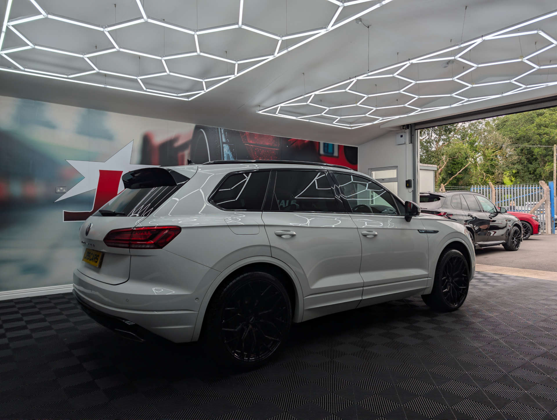 2019 VOLKSWAGEN TOUAREG 3.0 Touareg V6 R-Line TDI Auto 4WD 5dr - vehicle photo 6 for sale on PureCar