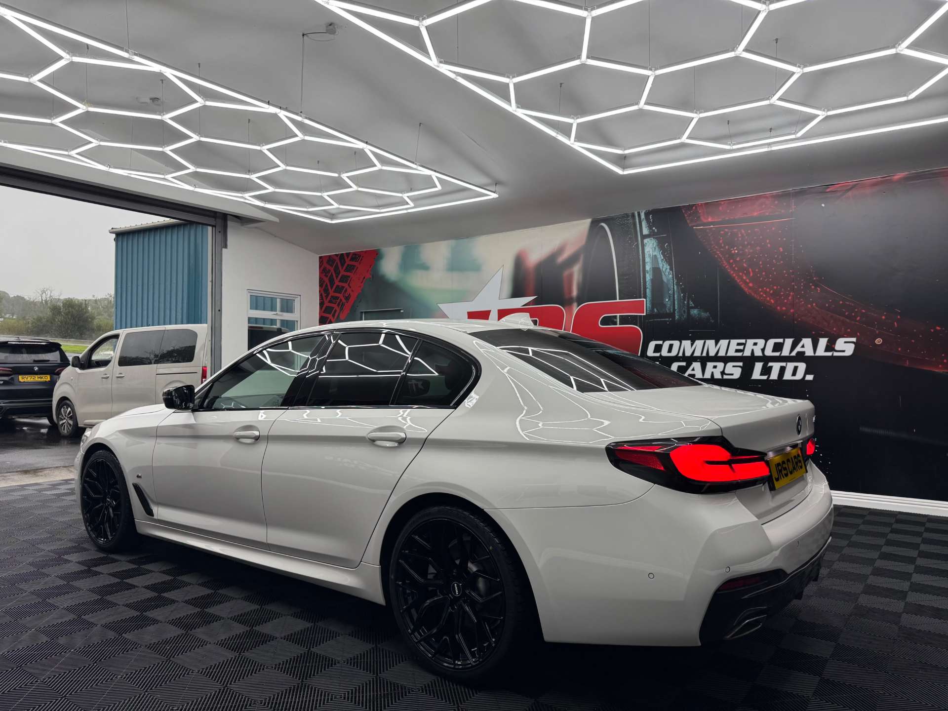 2022 BMW 5 SERIES 2.0 520d M Sport MHEV Auto 4dr - vehicle photo 4 for sale on PureCar