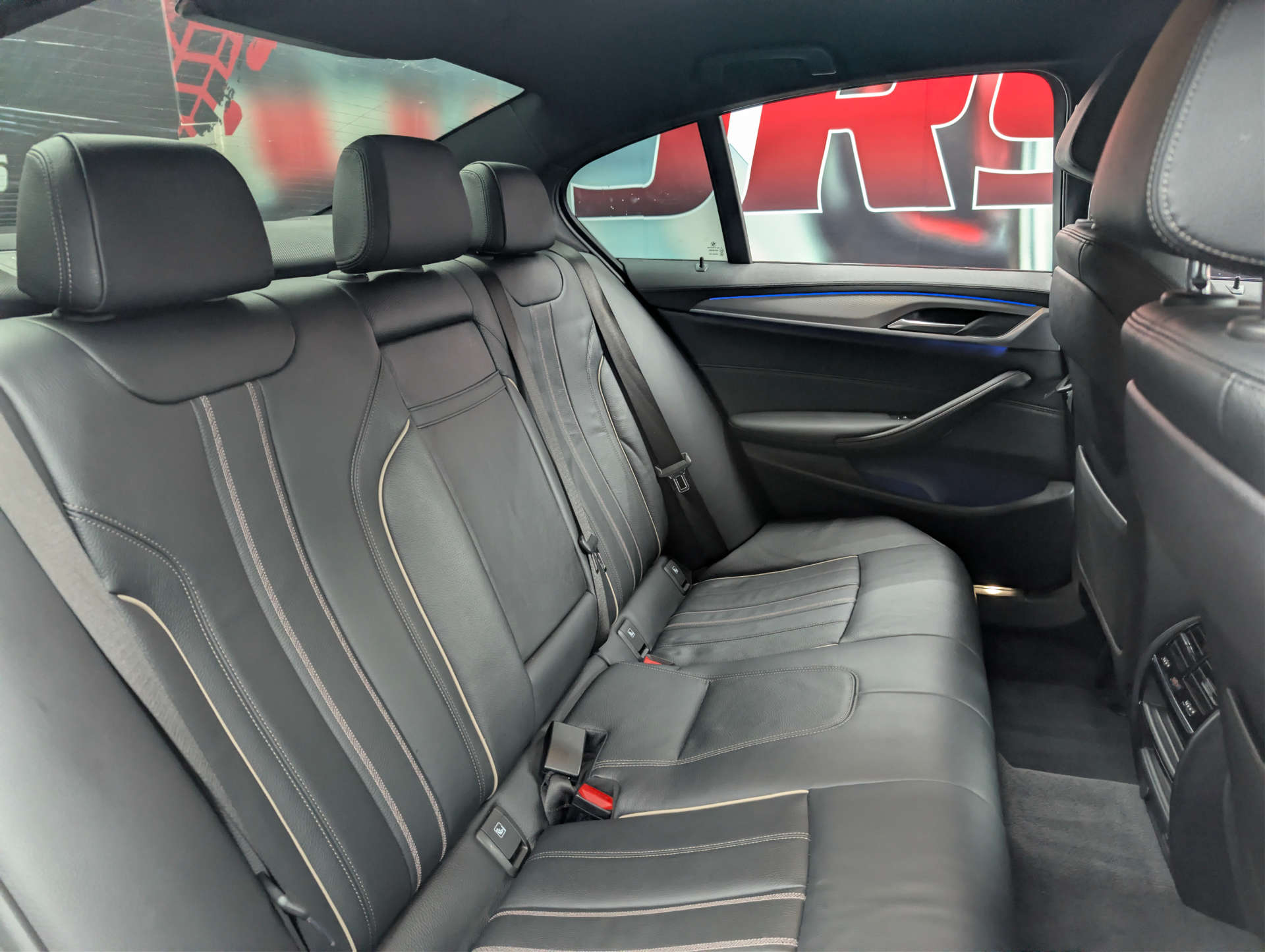 2020 BMW 5 SERIES 2.0 520d M Sport MHEV Auto 4dr - vehicle photo 15 for sale on PureCar