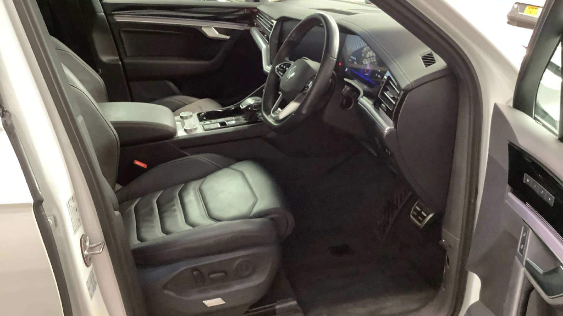 2023 VOLKSWAGEN TOUAREG 3.0 Touareg V6 Black Edition TDI Auto 4WD 5dr - vehicle photo 10 for sale on PureCar