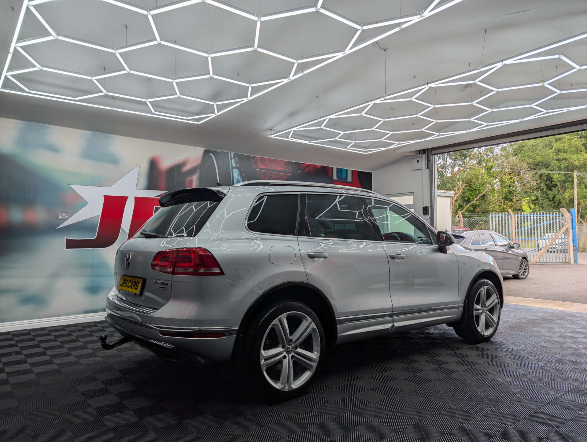 2016 VOLKSWAGEN TOUAREG 3.0 Touareg V6 R-Line+ TDI BlueMotion Technology Auto 4WD 5dr - vehicle photo 6 for sale on PureCar