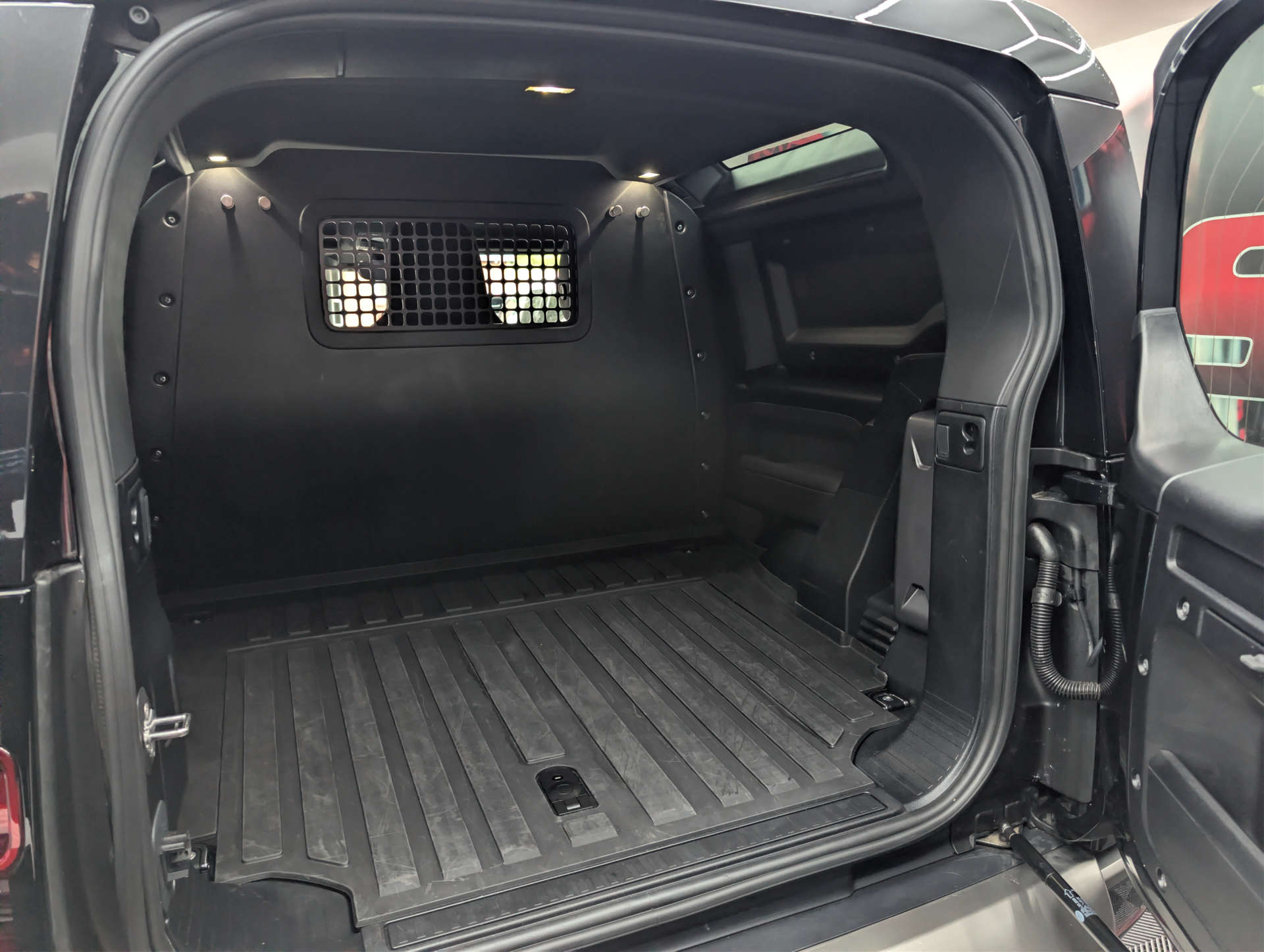 2025 LAND ROVER DEFENDER 3.0 Defender Hard Top X-Dynamic HSE D MHEV Auto 4WD 3dr - vehicle photo 10 for sale on PureCar