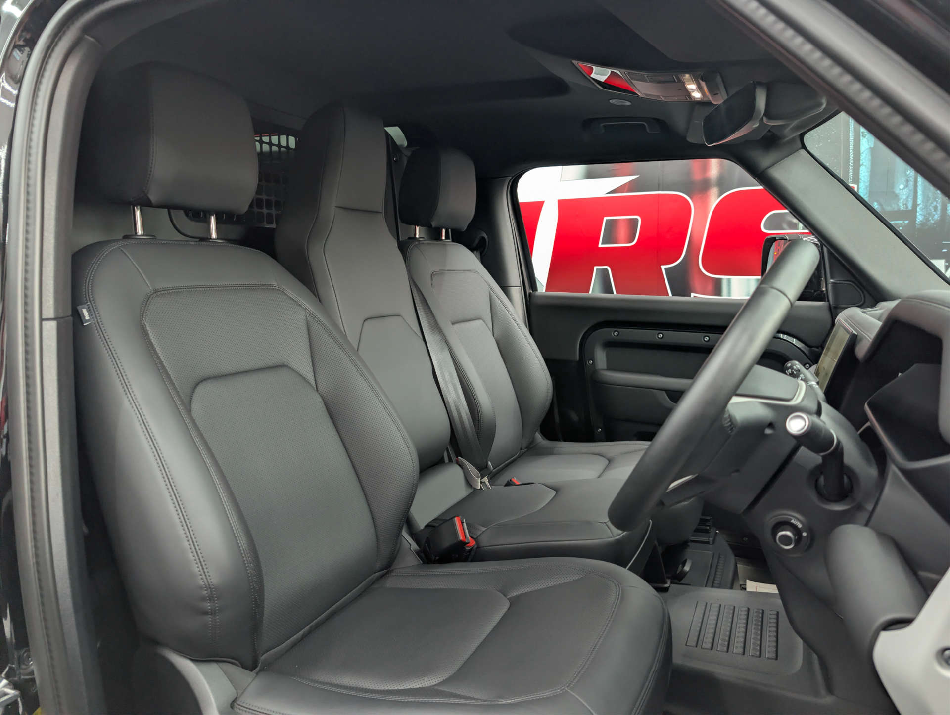 2025 LAND ROVER DEFENDER 3.0 Defender Hard Top X-Dynamic HSE D MHEV Auto 4WD 3dr - vehicle photo 14 for sale on PureCar