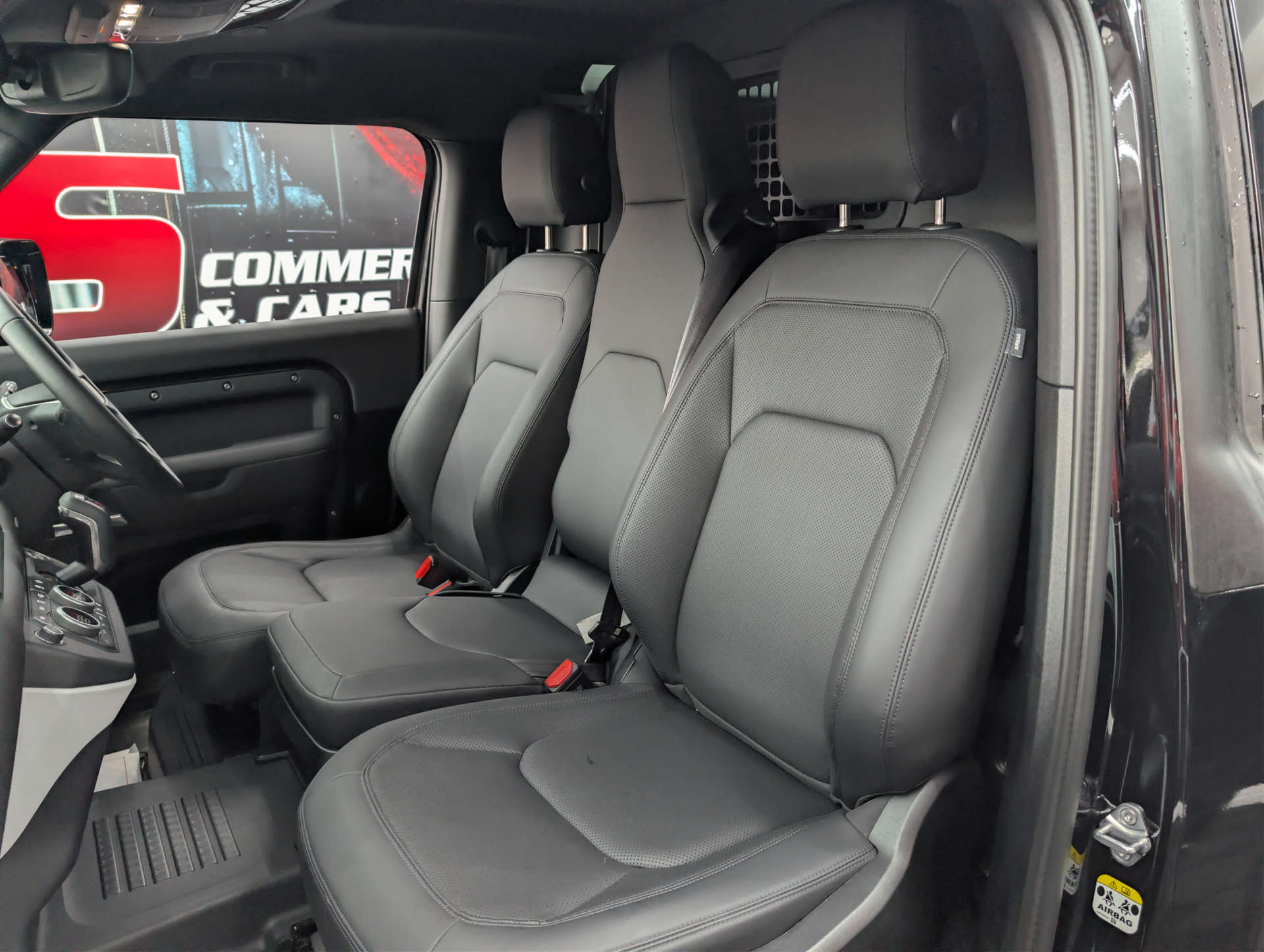 2025 LAND ROVER DEFENDER 3.0 Defender Hard Top X-Dynamic HSE D MHEV Auto 4WD 3dr - vehicle photo 19 for sale on PureCar