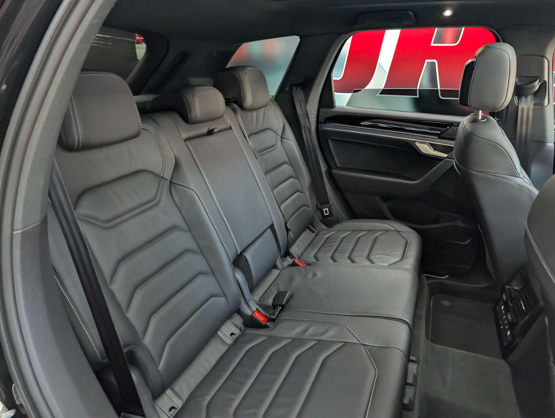 2024 VOLKSWAGEN TOUAREG 3.0 Touareg V6 Black Edition TDI A 4WD 5dr - vehicle photo 17 for sale on PureCar