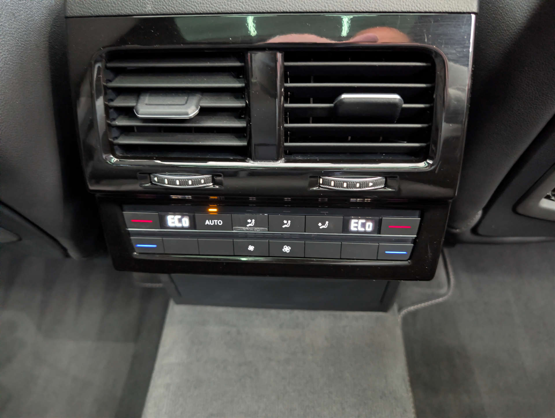 2024 VOLKSWAGEN TOUAREG 3.0 Touareg V6 Black Edition TDI A 4WD 5dr - vehicle photo 18 for sale on PureCar