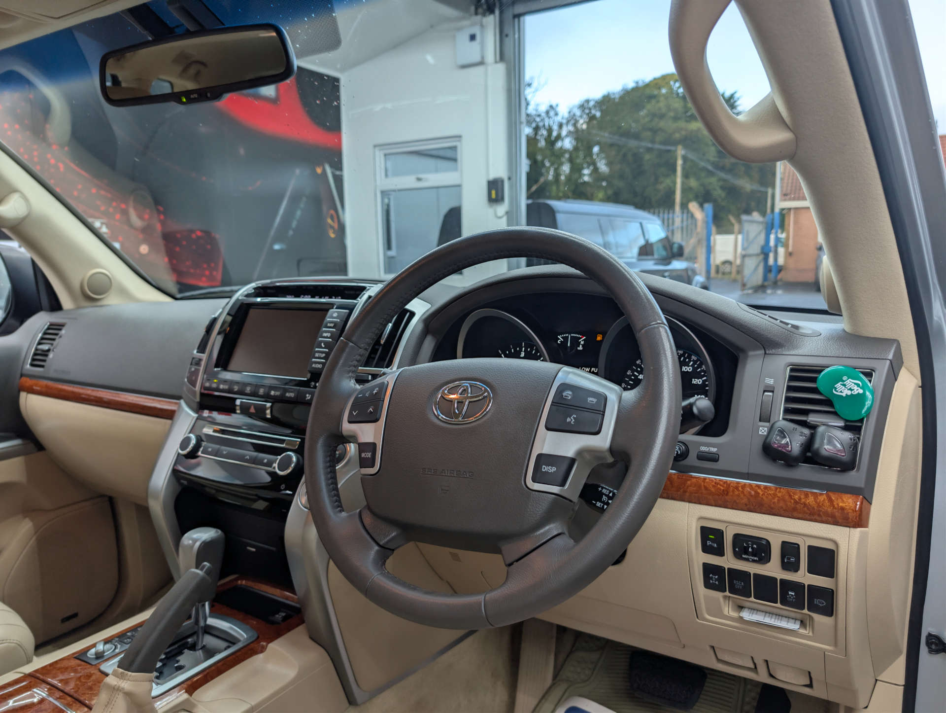 2015 TOYOTA LAND CRUISER V8 4.5 Land Cruiser V8 D-4D Auto 4WD 5dr - vehicle photo 7 for sale on PureCar