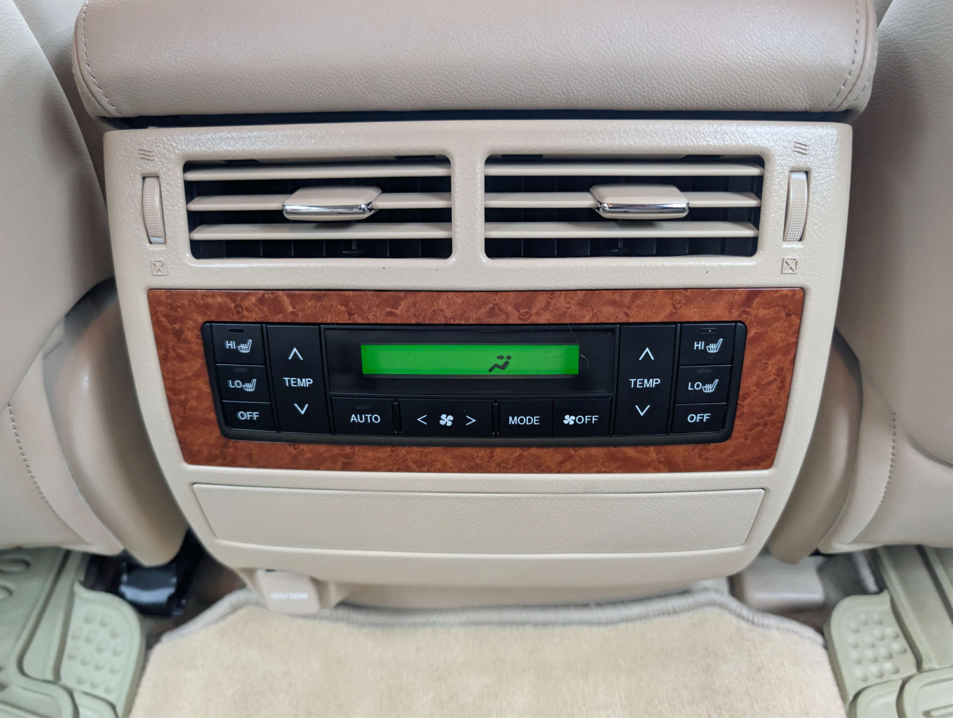 2015 TOYOTA LAND CRUISER V8 4.5 Land Cruiser V8 D-4D Auto 4WD 5dr - vehicle photo 13 for sale on PureCar
