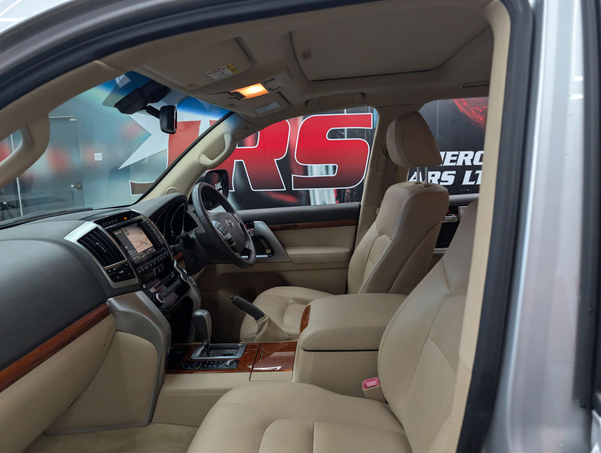 2015 TOYOTA LAND CRUISER V8 4.5 Land Cruiser V8 D-4D Auto 4WD 5dr - vehicle photo 16 for sale on PureCar