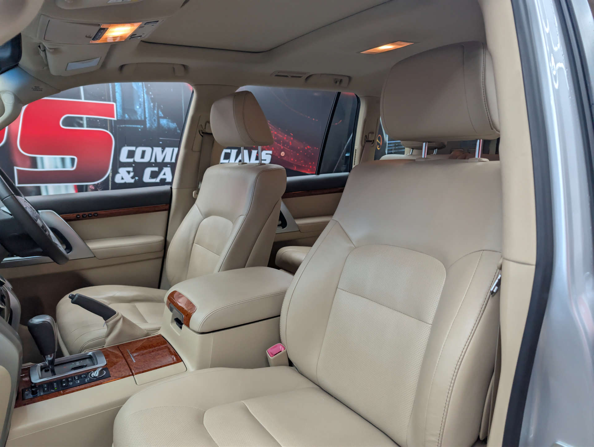 2015 TOYOTA LAND CRUISER V8 4.5 Land Cruiser V8 D-4D Auto 4WD 5dr - vehicle photo 17 for sale on PureCar