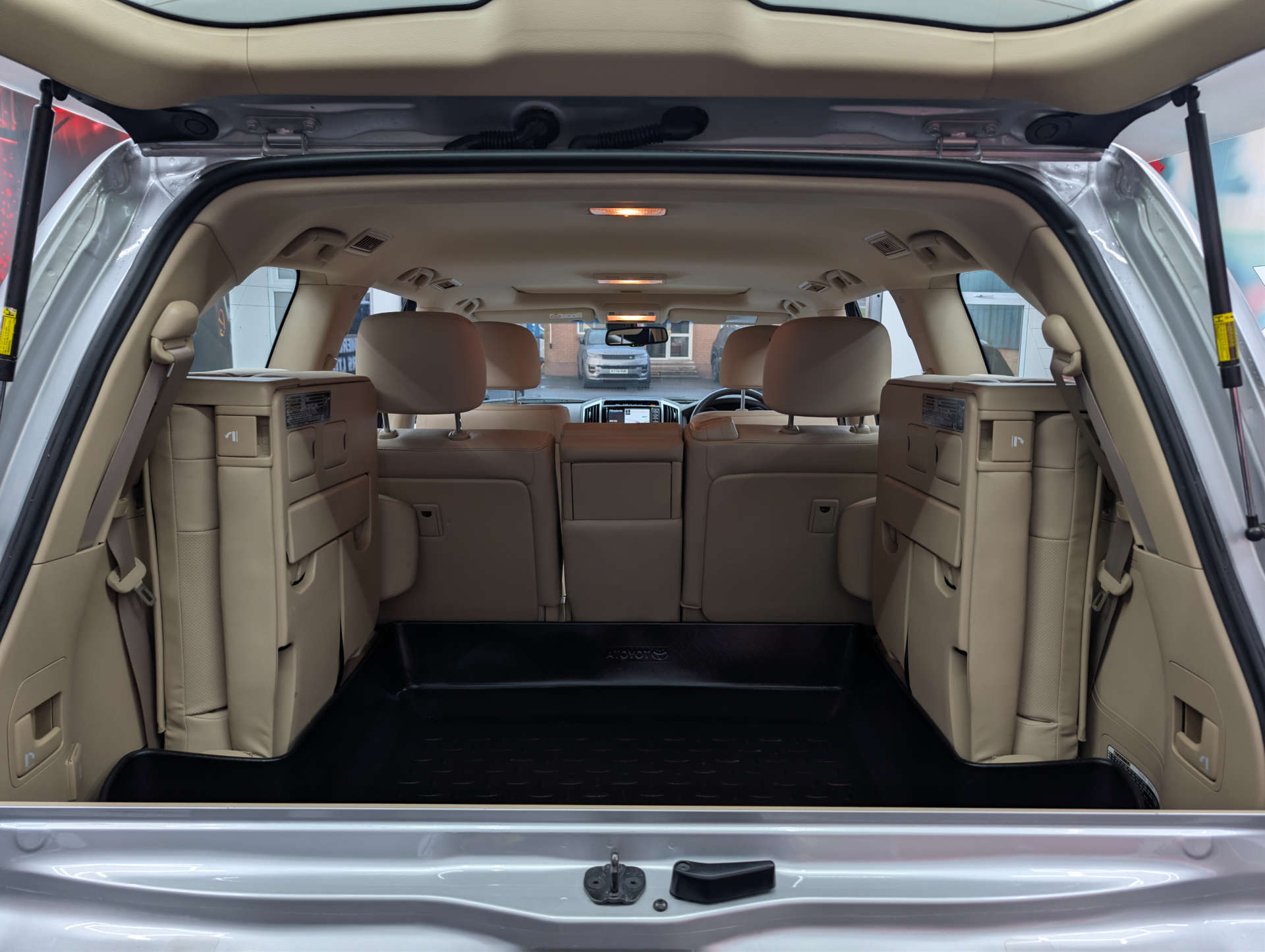 2015 TOYOTA LAND CRUISER V8 4.5 Land Cruiser V8 D-4D Auto 4WD 5dr - vehicle photo 21 for sale on PureCar