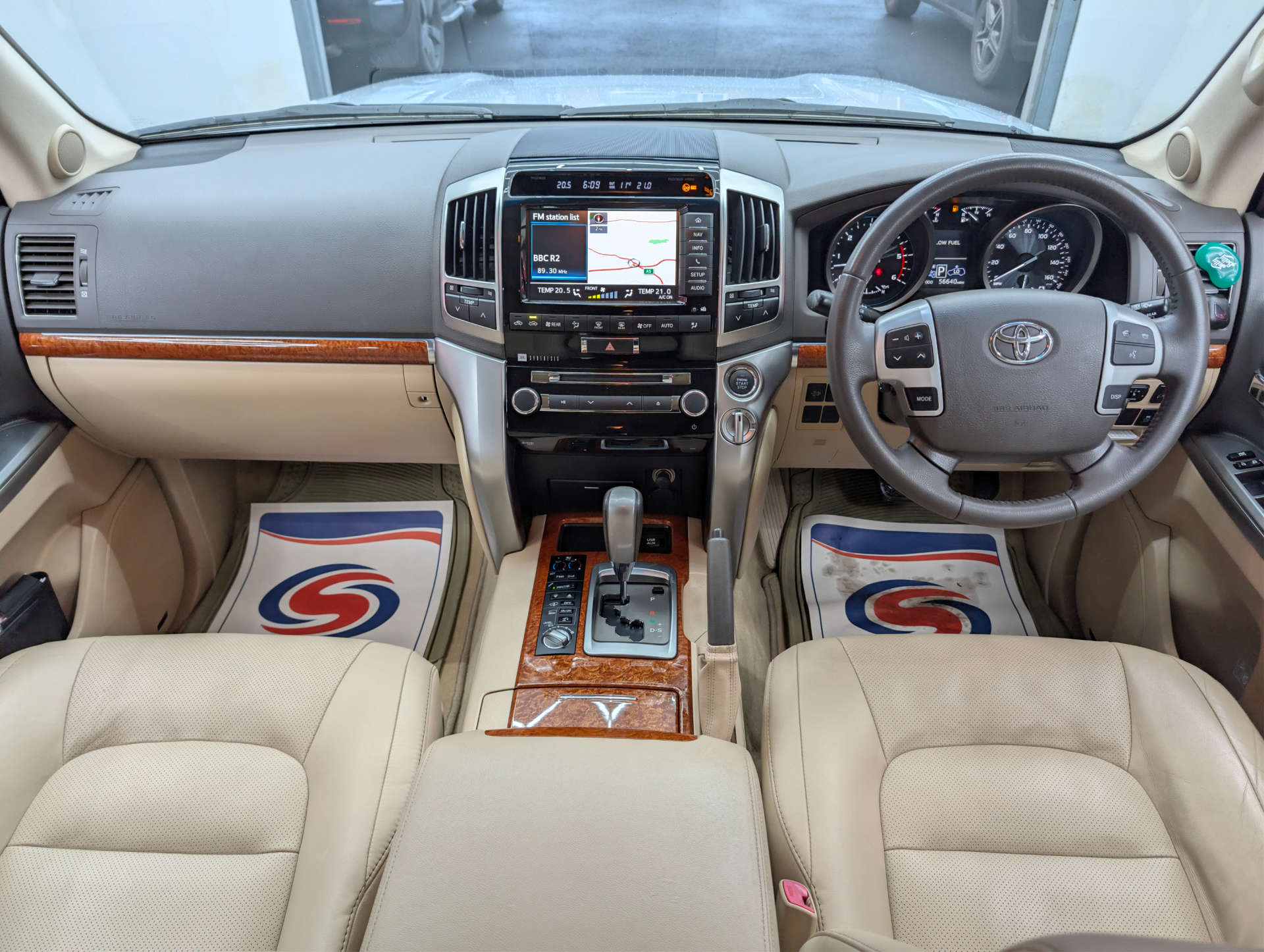 2015 TOYOTA LAND CRUISER V8 4.5 Land Cruiser V8 D-4D Auto 4WD 5dr - vehicle photo 24 for sale on PureCar