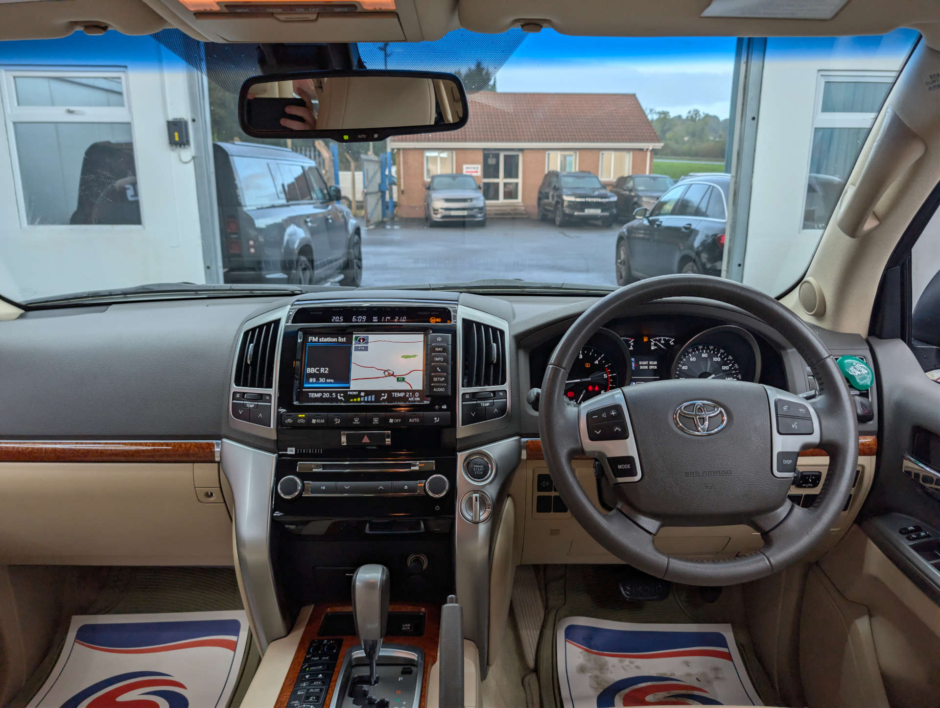 2015 TOYOTA LAND CRUISER V8 4.5 Land Cruiser V8 D-4D Auto 4WD 5dr - vehicle photo 25 for sale on PureCar